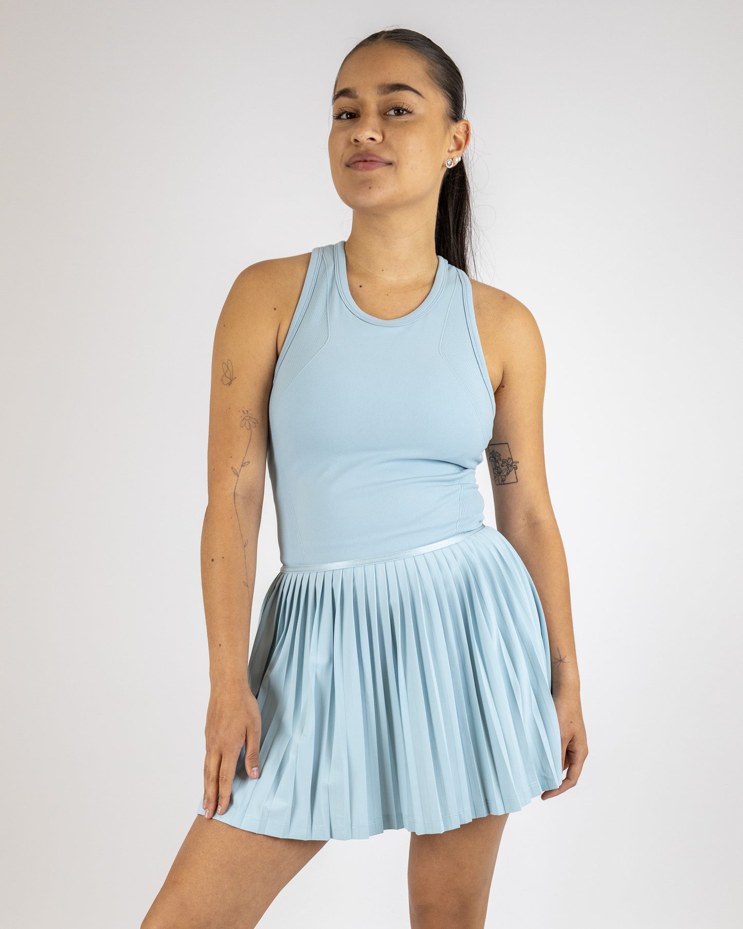 Model trägt das Tennisdress von DRILLS der Kollektion RACQUET in hellblau
