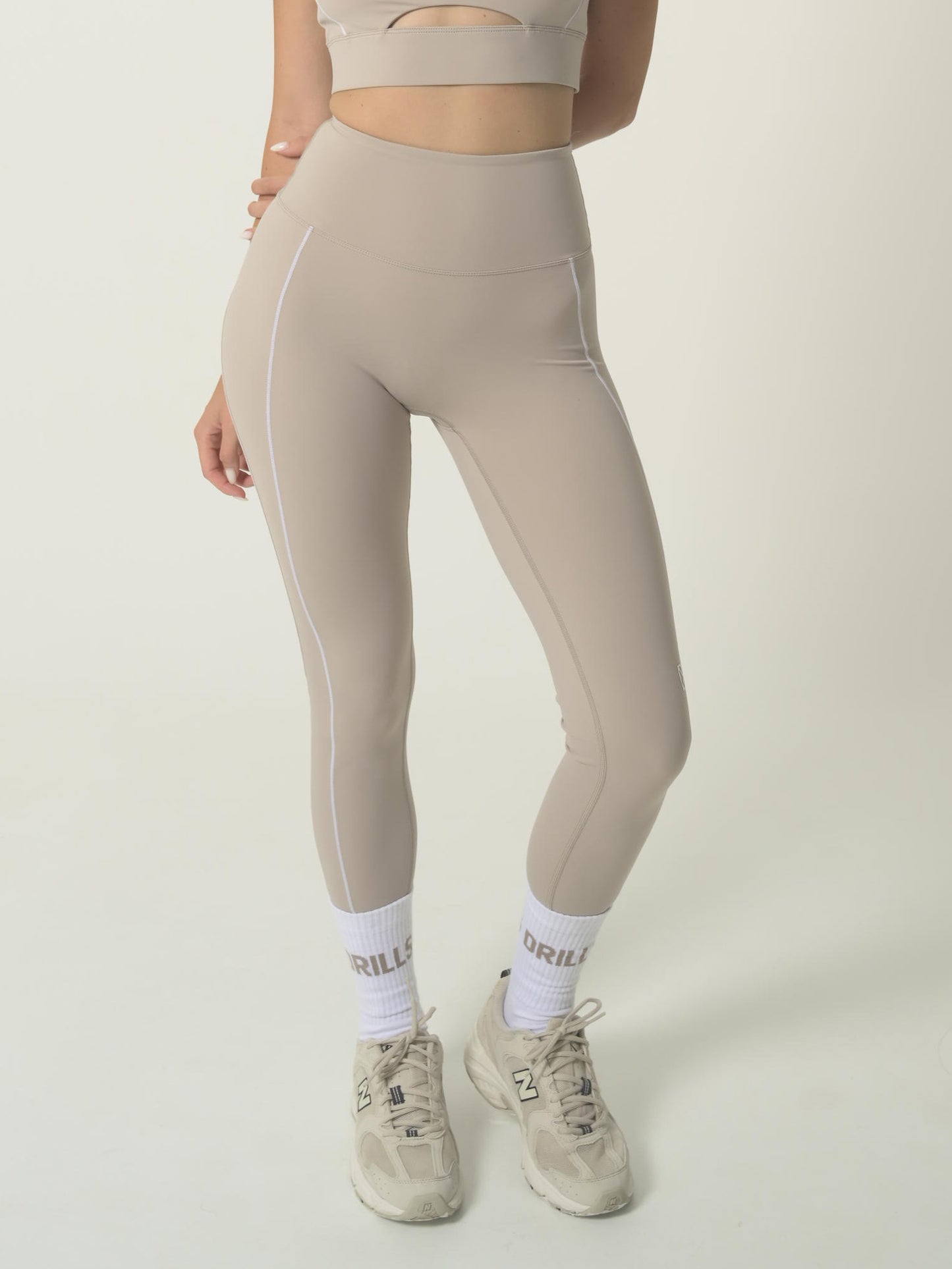 Model trägt die RACQUET Leggings von DRILLS in Atmos