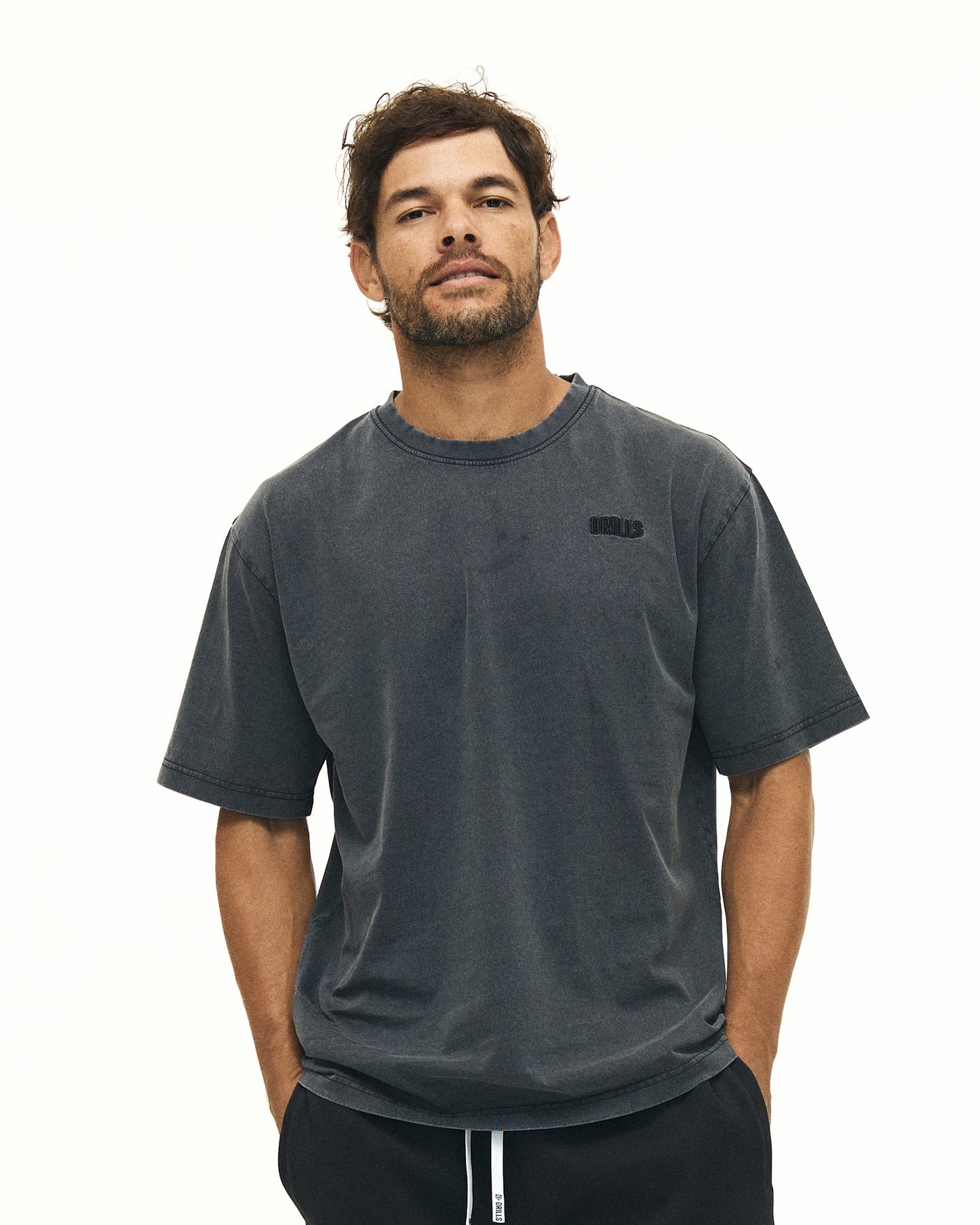 Model trägt das RECREATION Core T-Shirt aus Baumwolle in black wasched