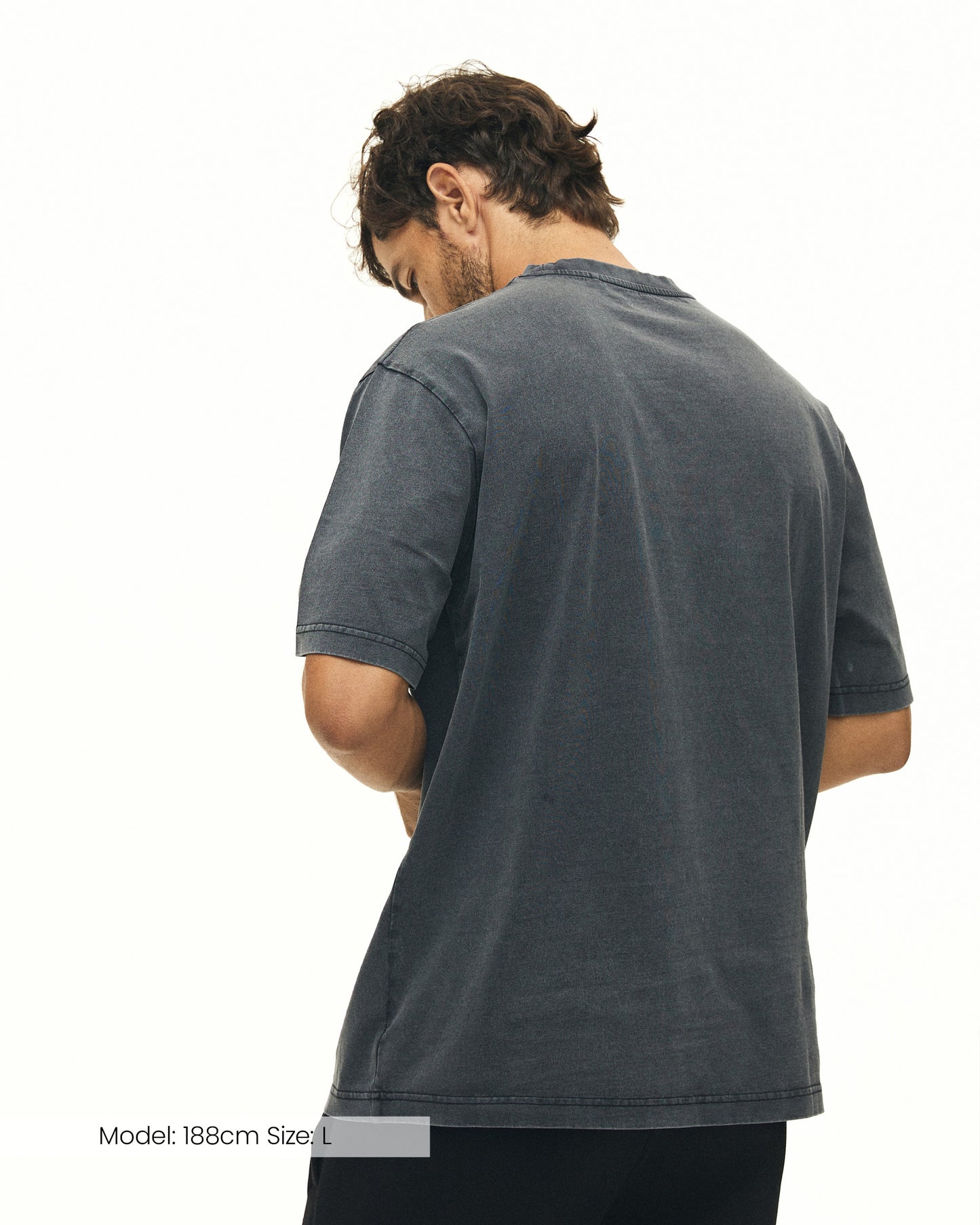 Model trägt das RECREATION Core T-Shirt aus Baumwolle in black wasched