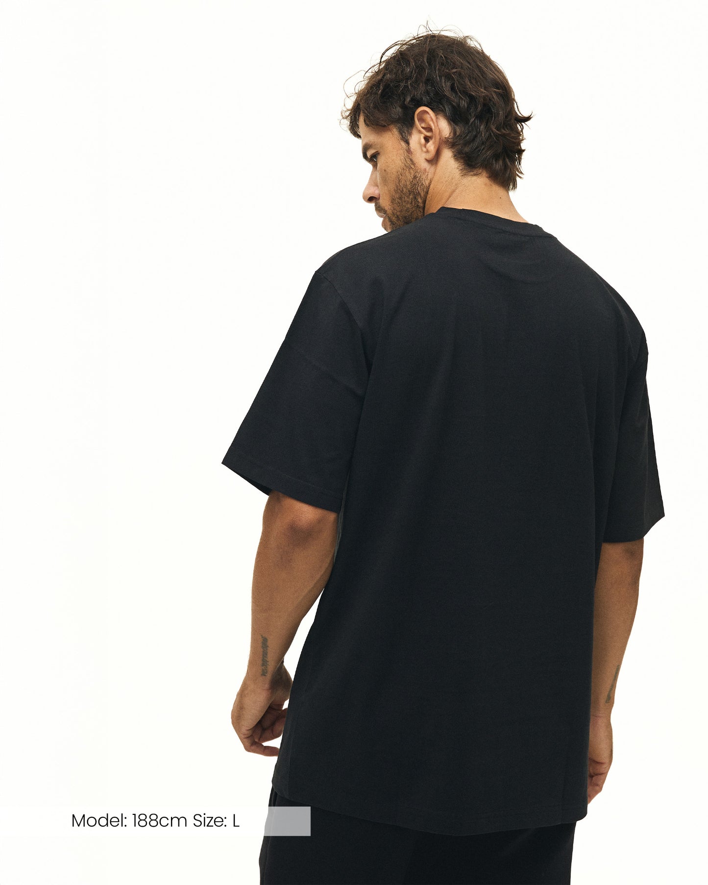 Model trägt das RECREATION Core T-Shirt aus Baumwolle in black 