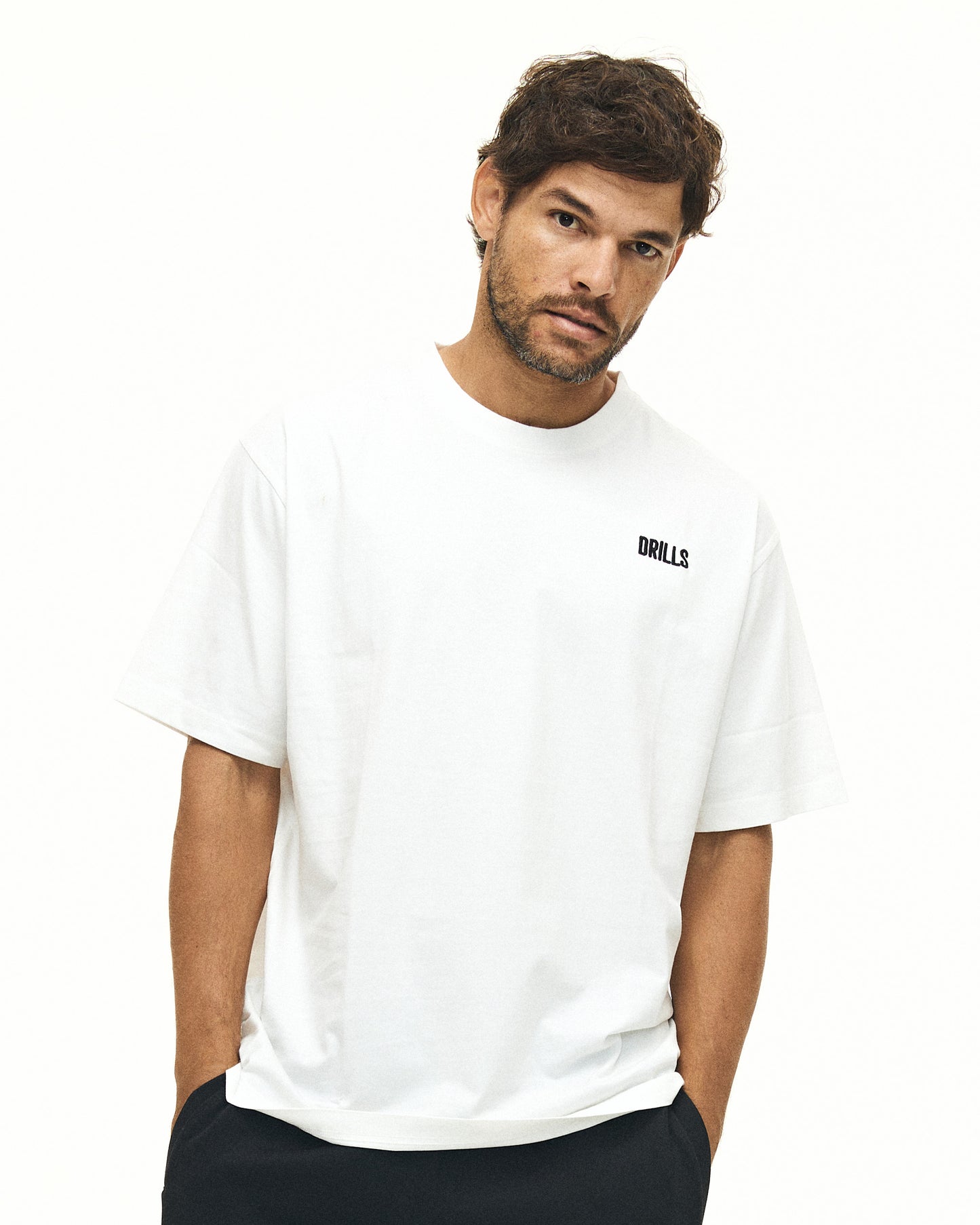 Model trägt das RECREATION Core T-Shirt aus Baumwolle von DRILLS in weiß