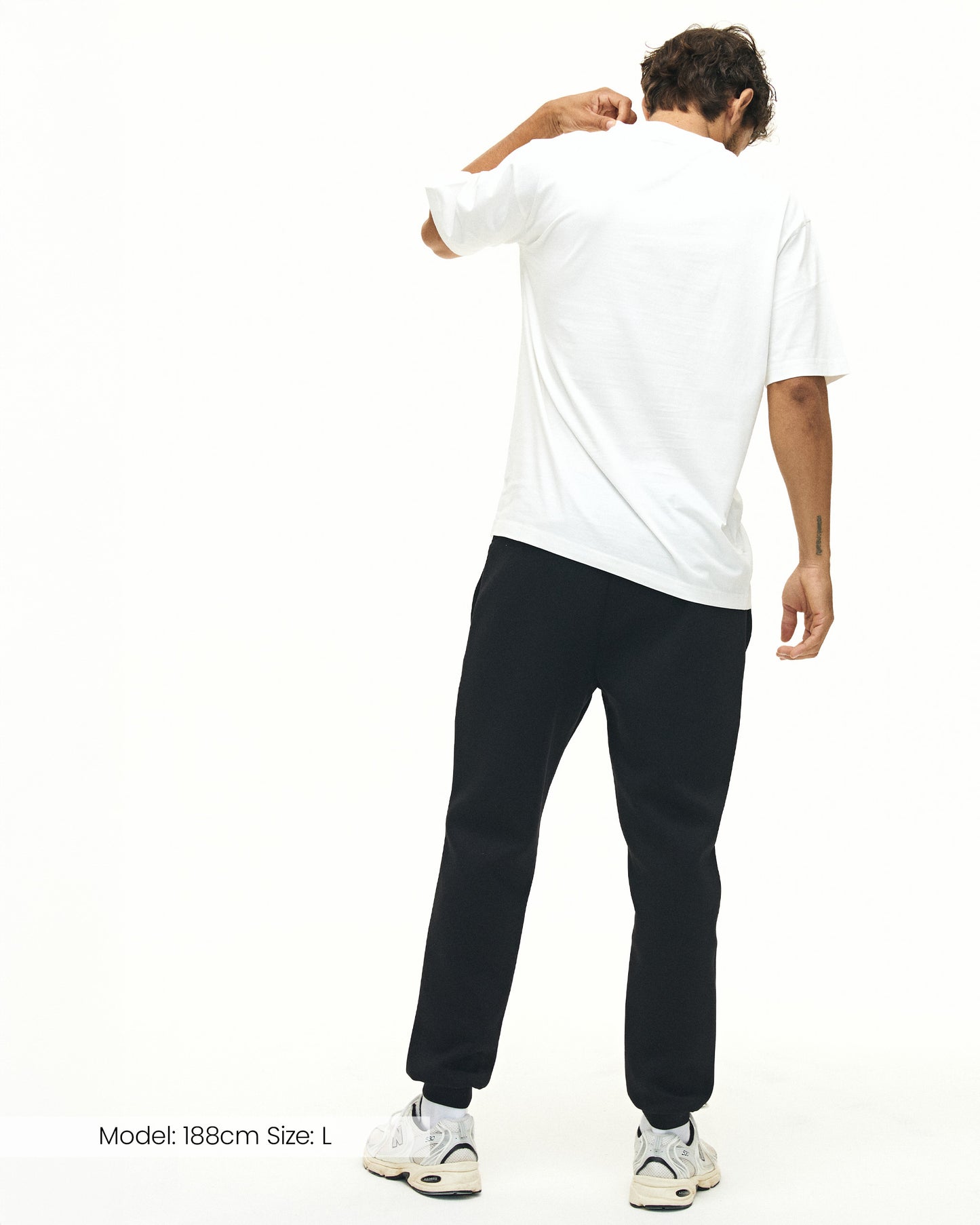 Model trägt das RECREATION Core T-Shirt aus Baumwolle von DRILLS in weiß