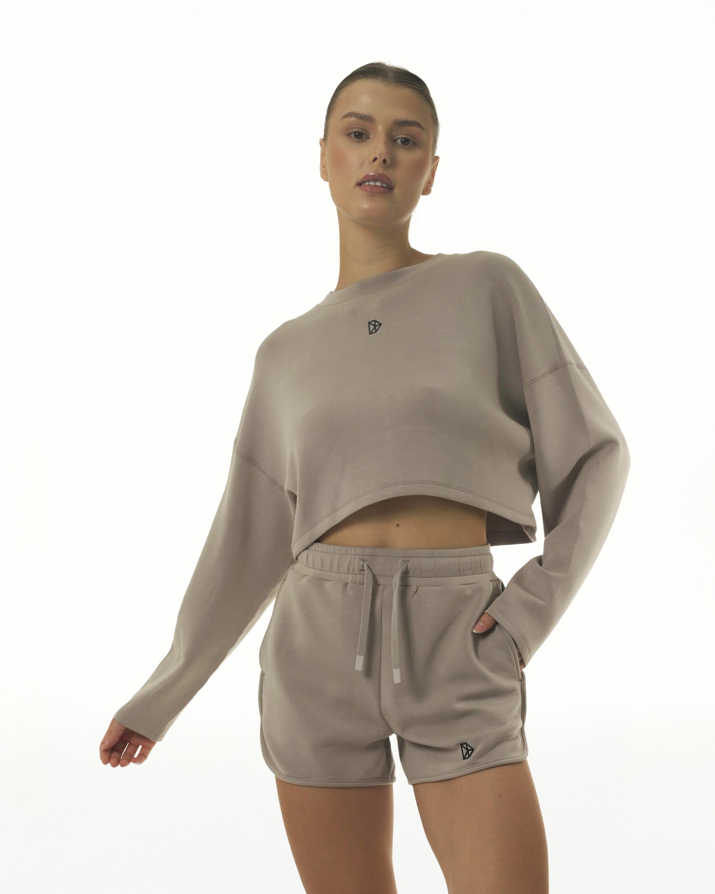 Model trägt das RECREATION Cover Top von DRILLS in atmosphere