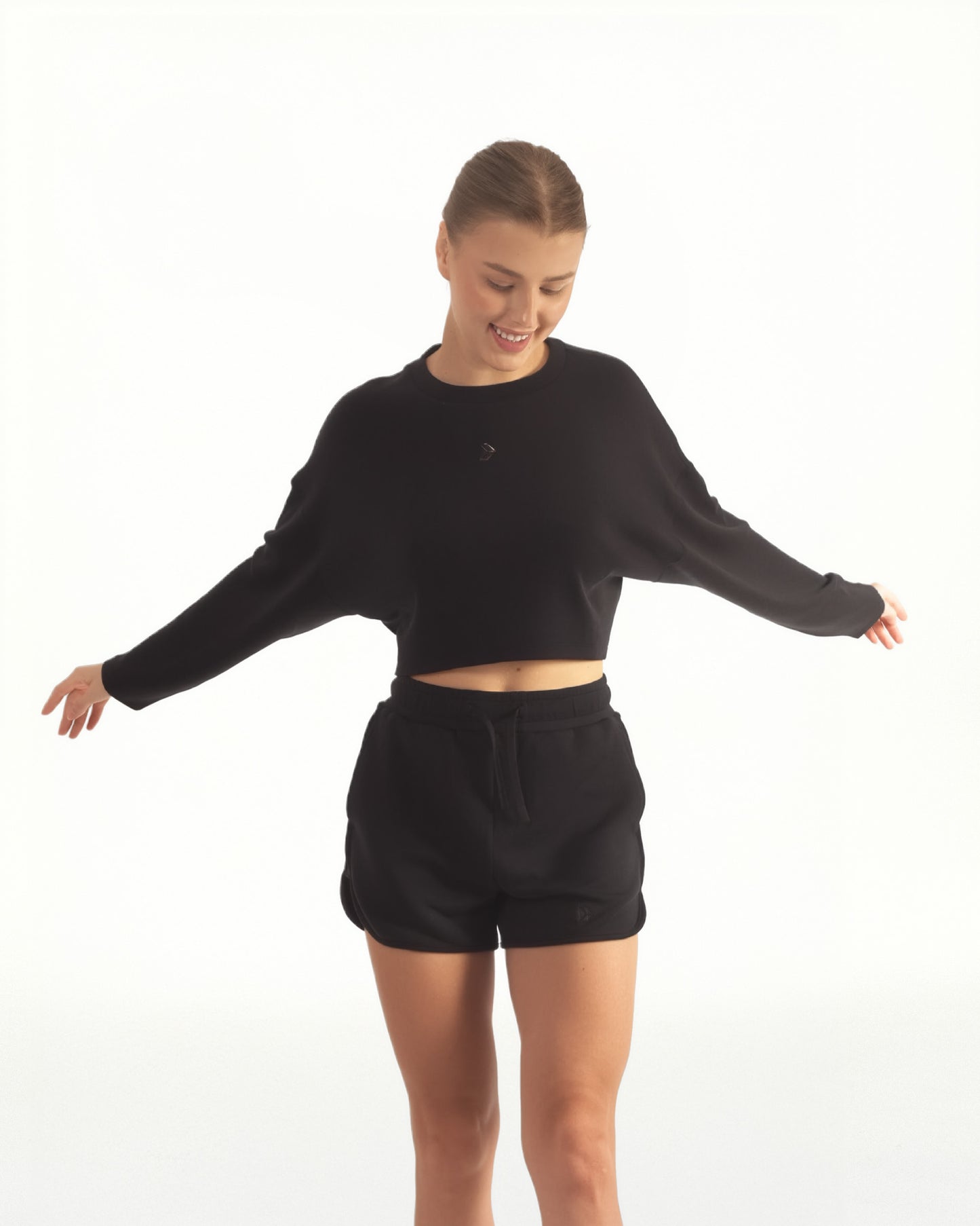Model trägt das RECREATION Cover Top von DRILLS in schwarz