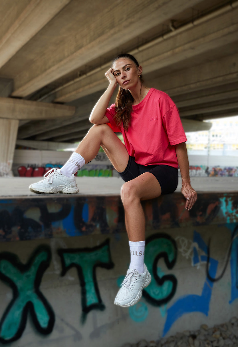 RECREATION DRILLS Athlete Script Tee Raspberry / Black / White neu  1