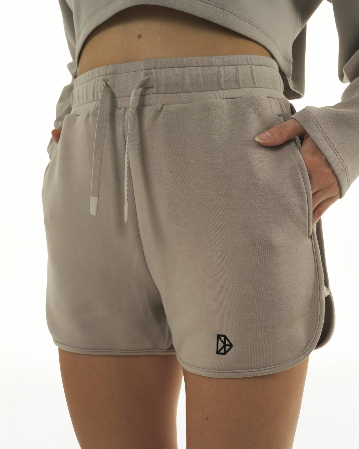 Model trägt die RECREATION Shorts von DRILLS in Atmosphere