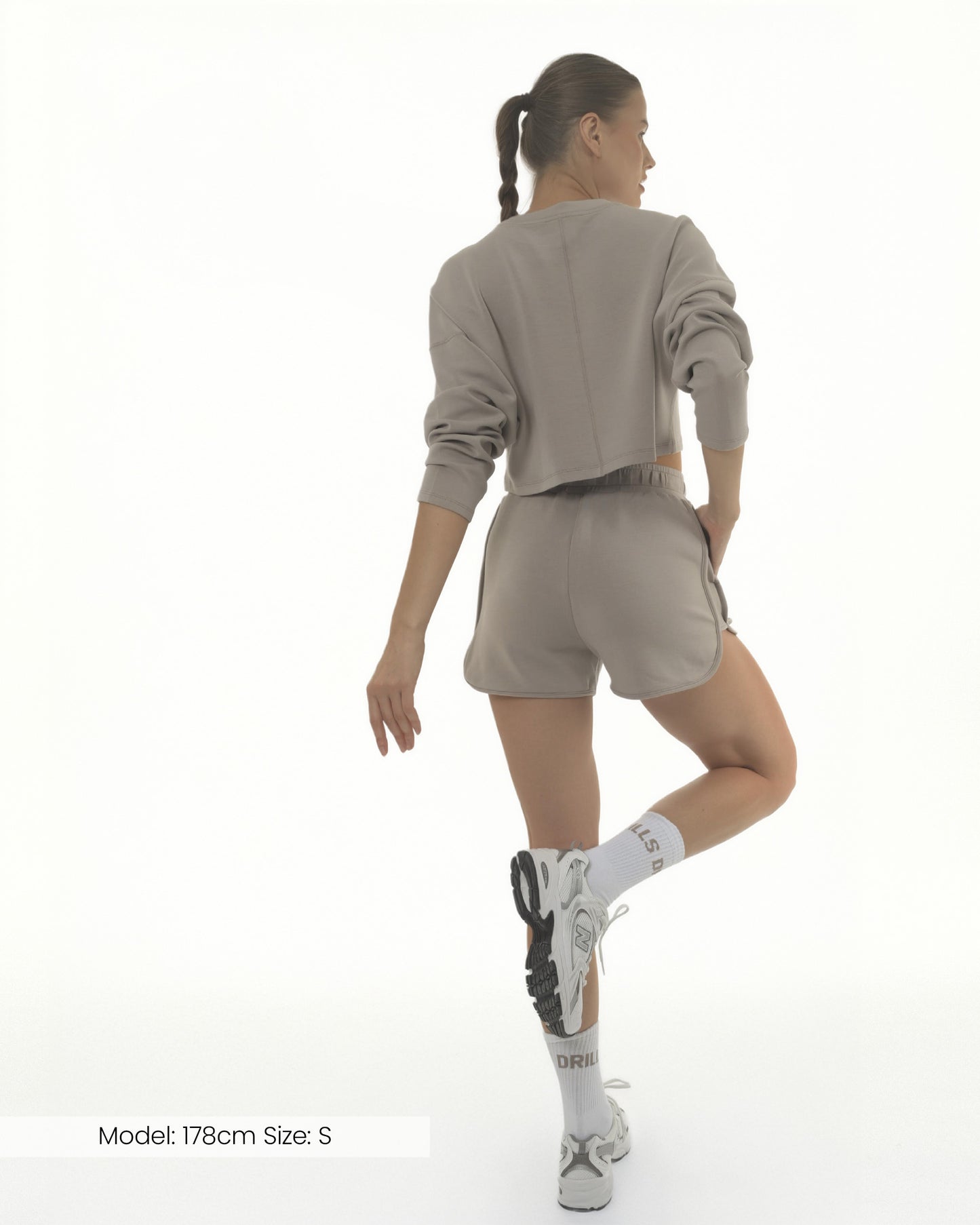 Model trägt die RECREATION Shorts von DRILLS in Atmosphere