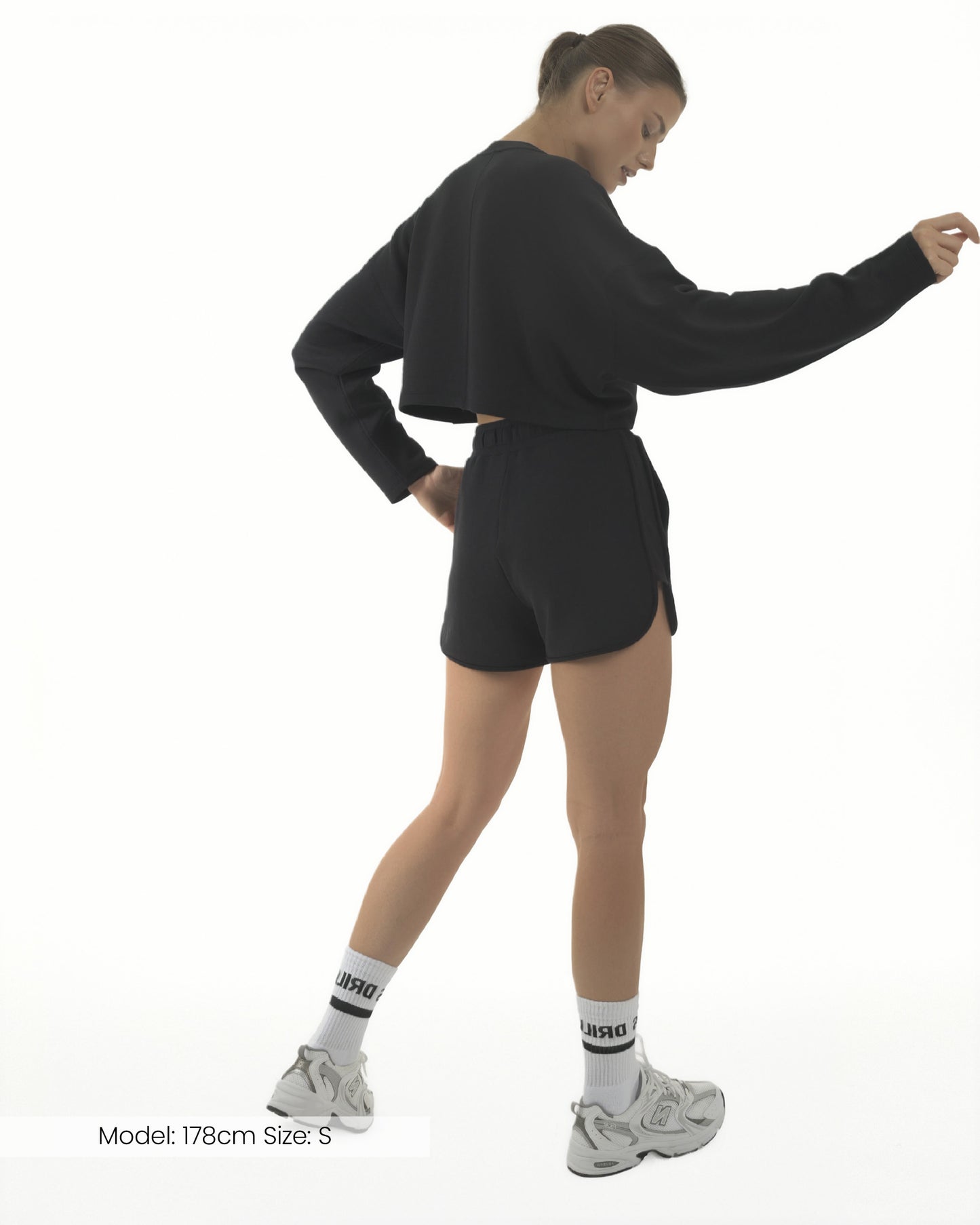 Model trägt die RECREATION Shorts von DRILLS in schwarz