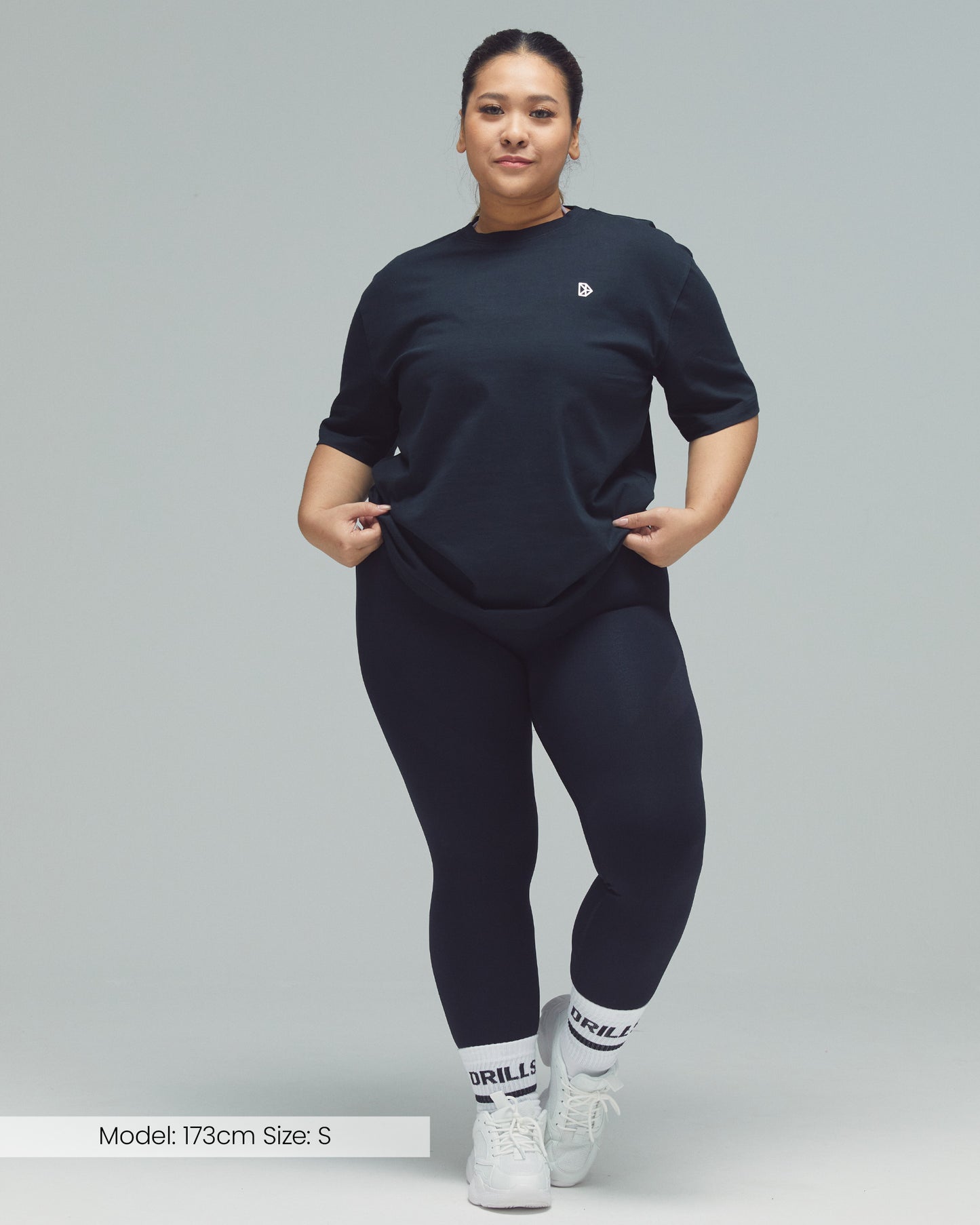 Model trägt das Vertical Graphic Tee von DRILLS in Black White