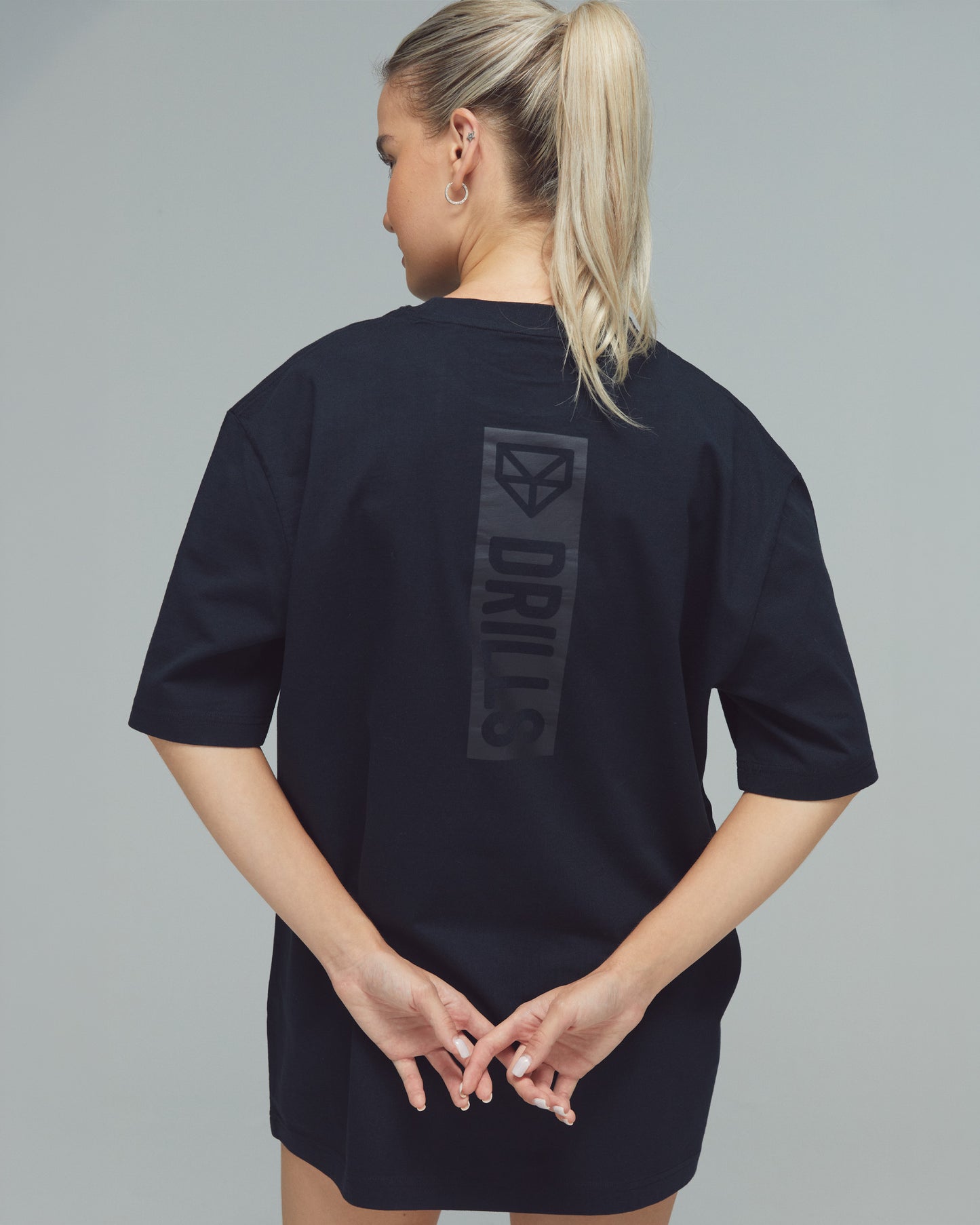 Model trägt das Vertical Graphic Tee von DRILLS in Black 