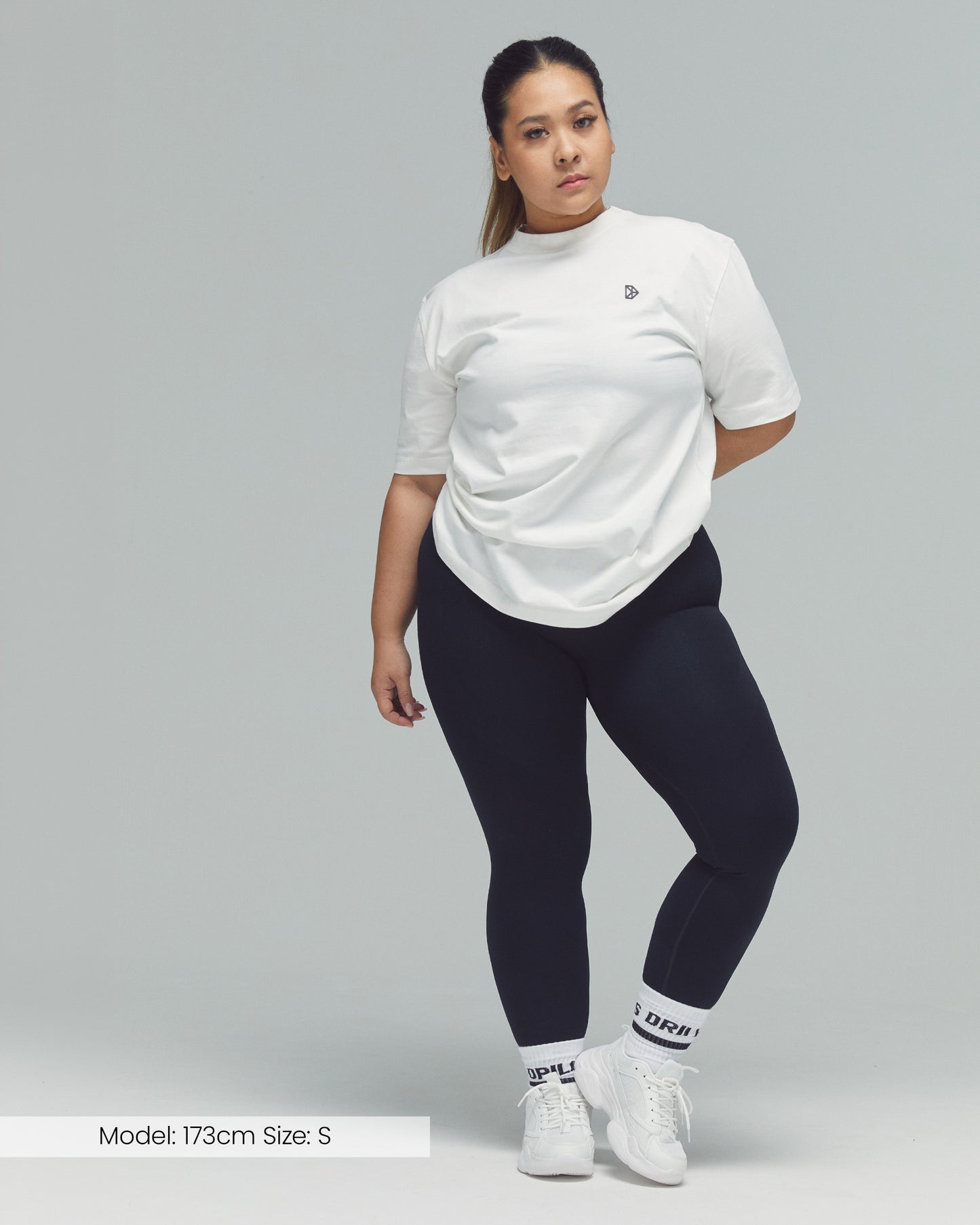 Model trägt das Vertical Graphic Tee von DRILLS in weiß