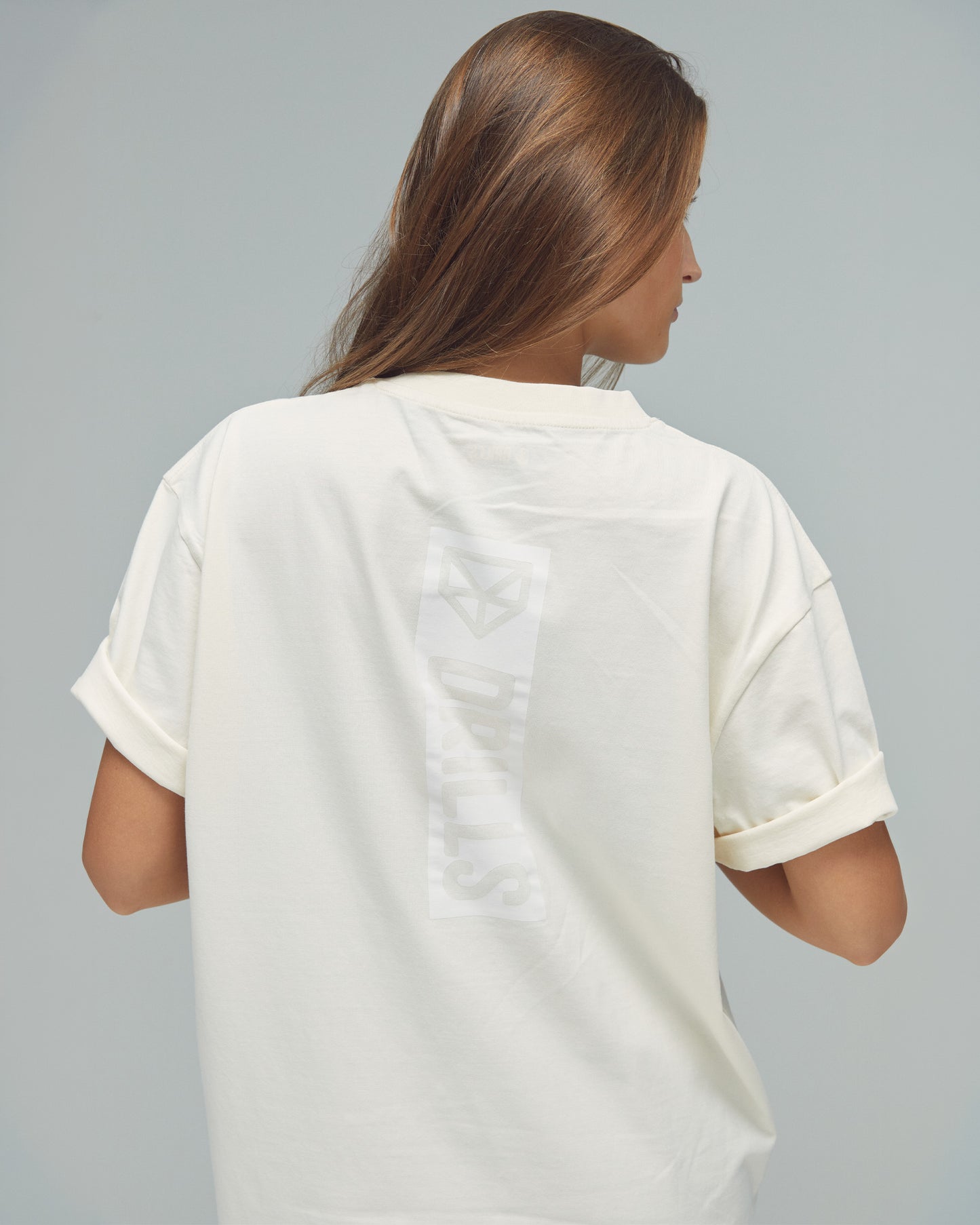 Model trägt das Vertical Graphic Tee von DRILLS in weiß
