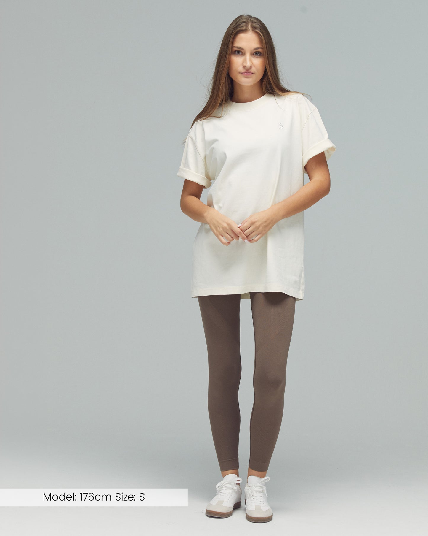 Model trägt das Vertical Graphic Tee von DRILLS in weiß