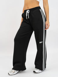 Model trägt die RECREATION Wide Leg Jogger von DRILLS in schwarz