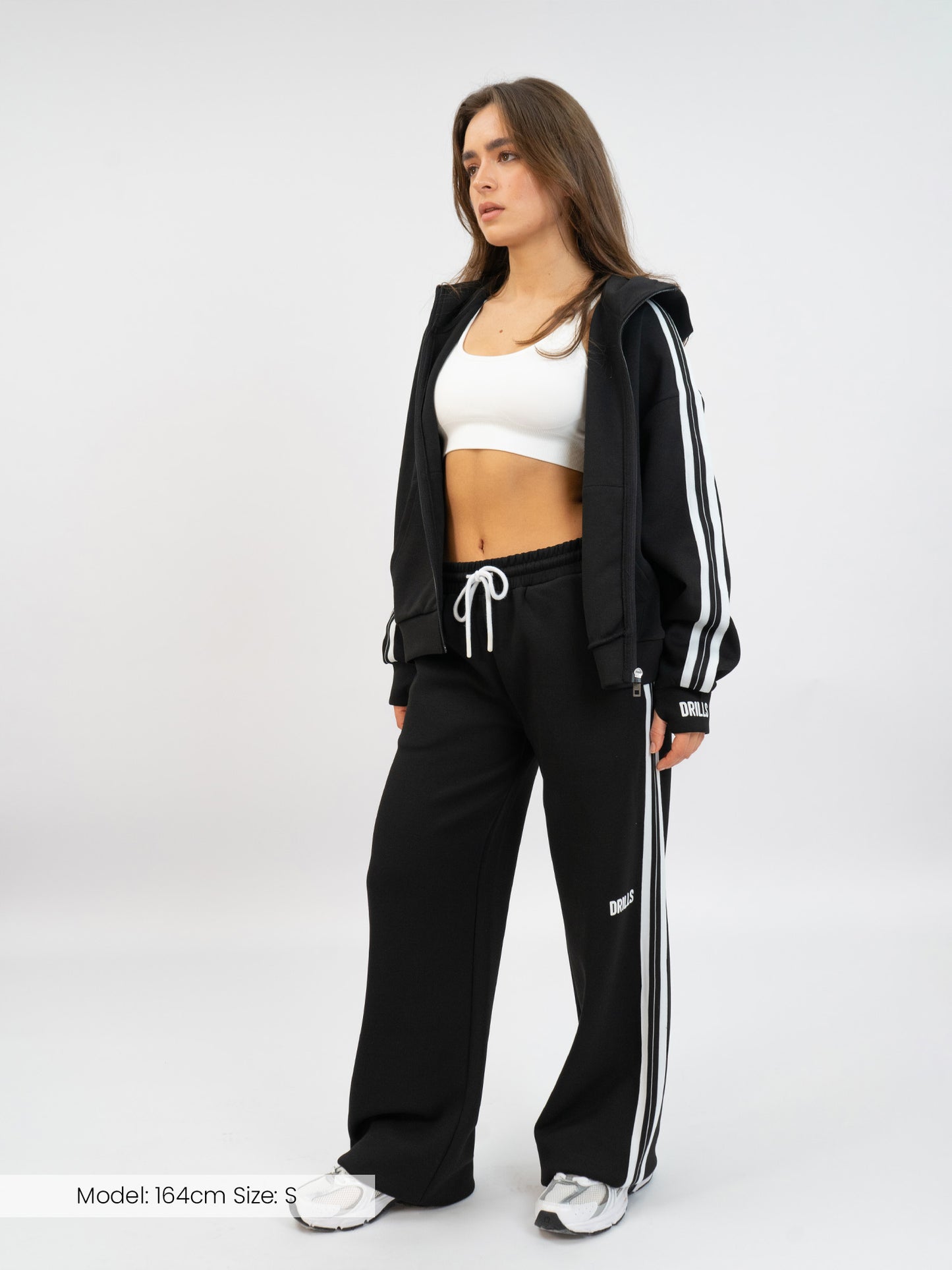 Model trägt die RECREATION Wide Leg Jogger von DRILLS in schwarz