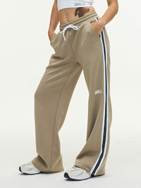 Model trägt die RECREATION Wide Leg Jogger von DRILLS in beige