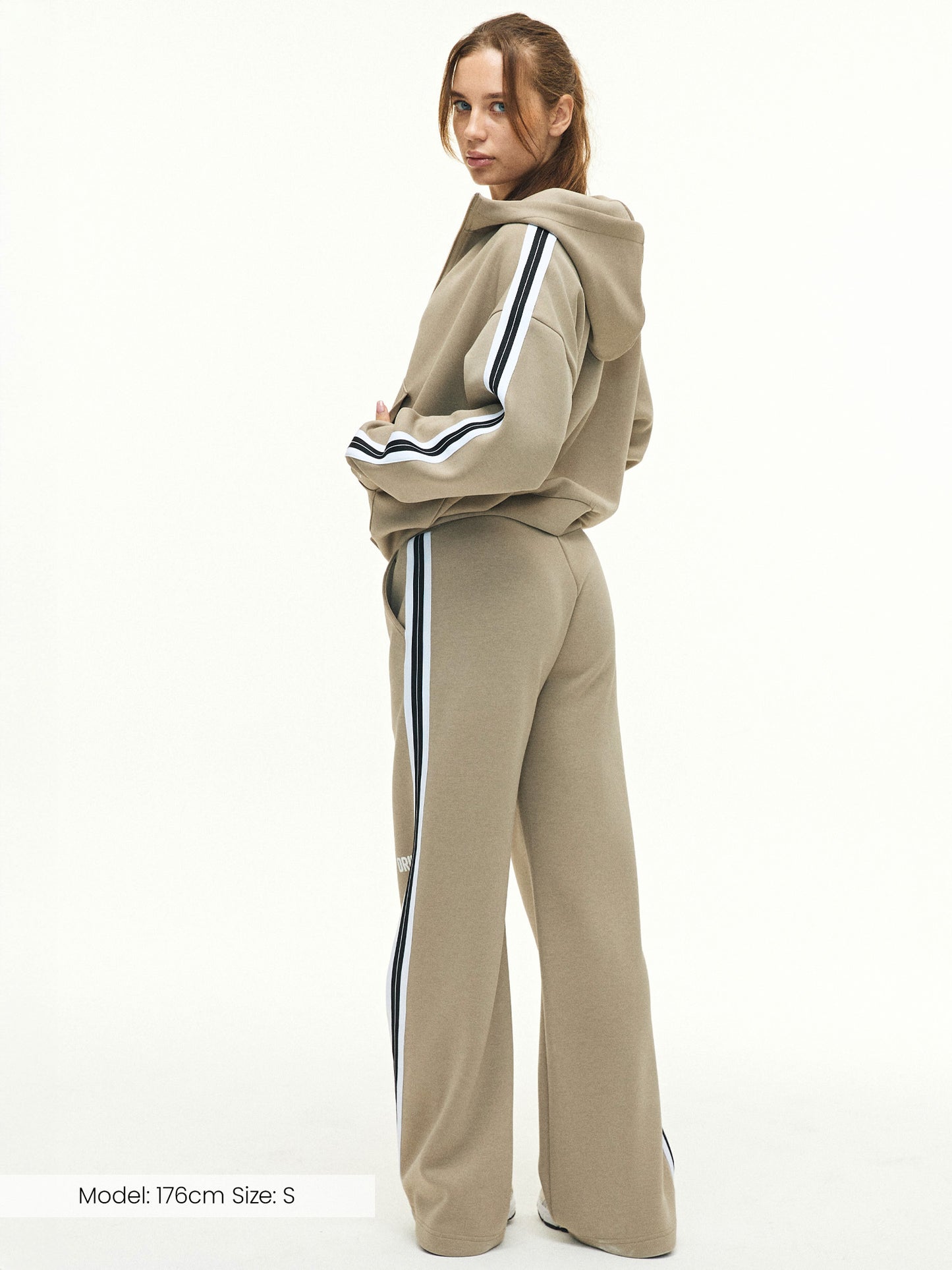 Model trägt die RECREATION Wide Leg Jogger von DRILLS in beige