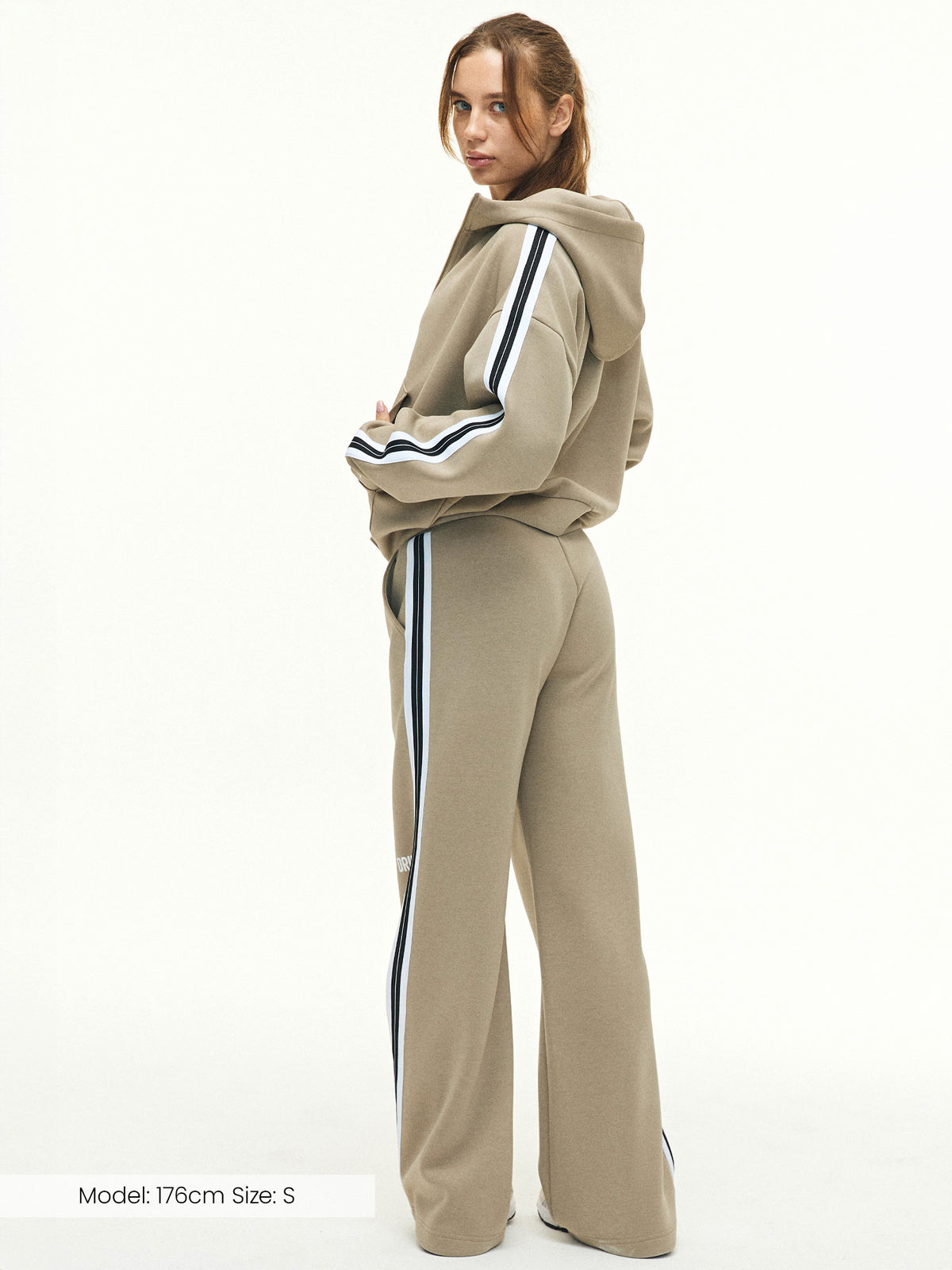 Model trägt den RECREATION Track Suit von DRILLS in schwarz