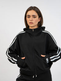 Model trägt den RECREATION Scuba Zip Hoodie in schwarz von DRILLS