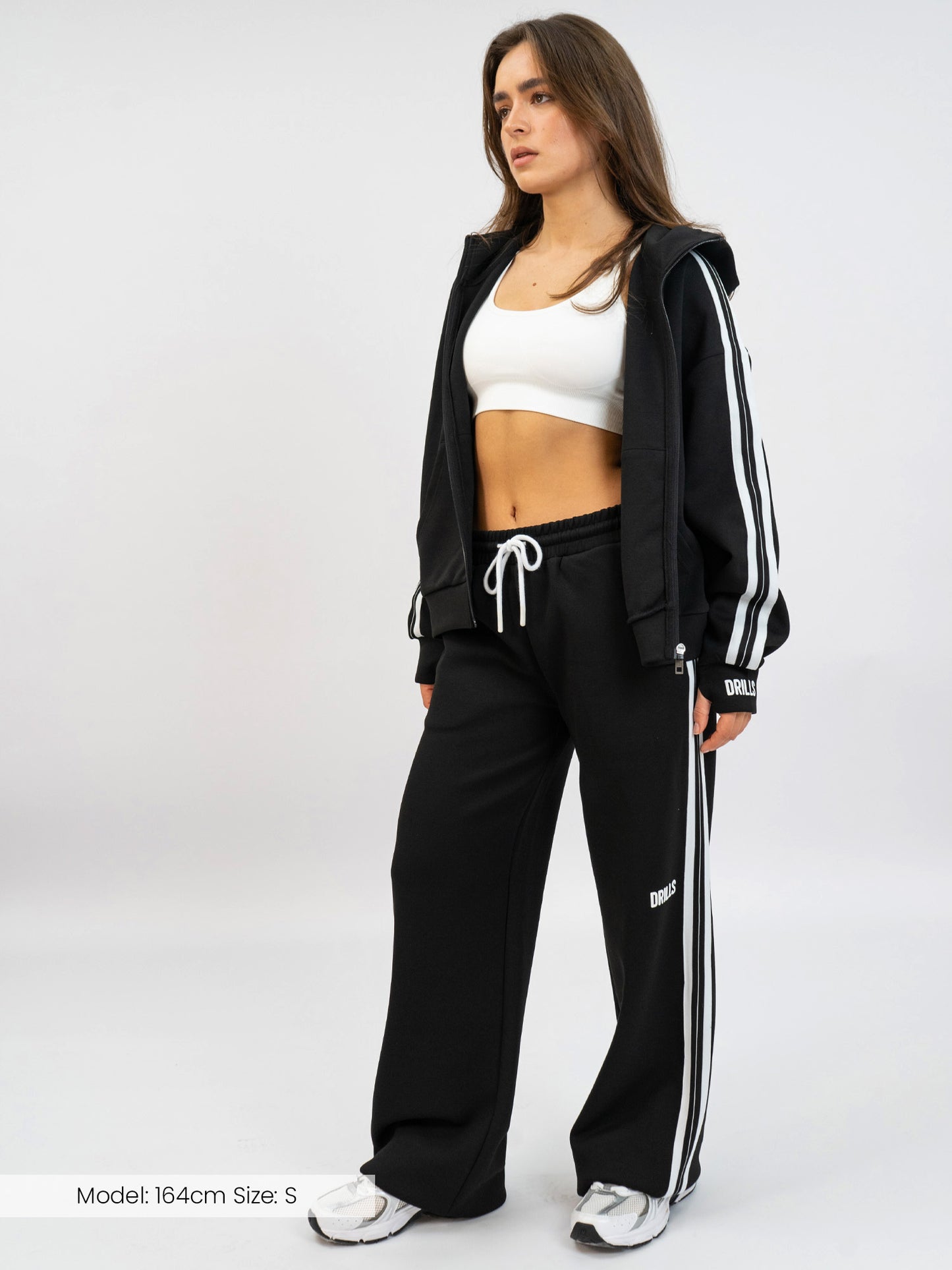 Model trägt den RECREATION Scuba Zip Hoodie in schwarz von DRILLS