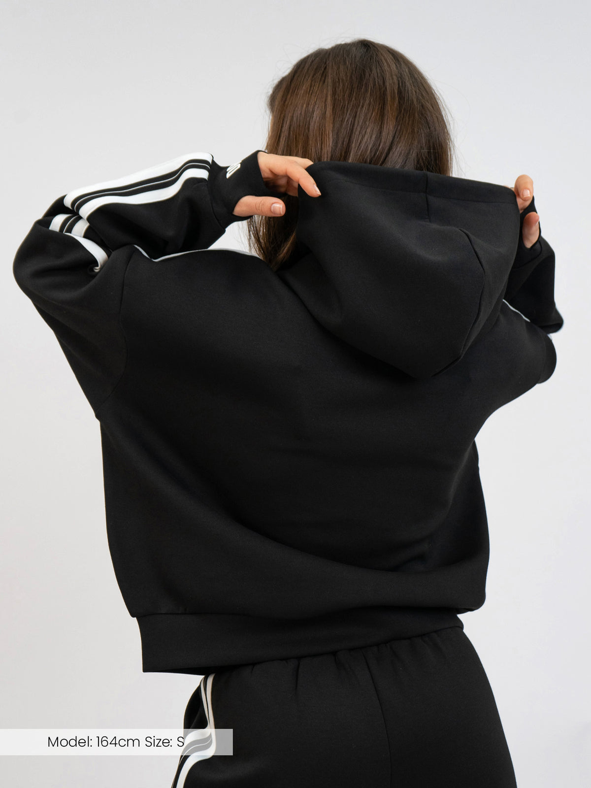 Model trägt den RECREATION Track Suit von DRILLS in schwarz