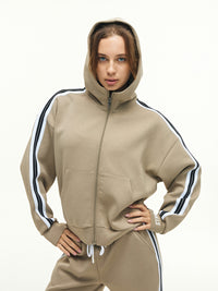 Model trägt den RECREATION Scuba Zip Hoodie in beige von DRILLS