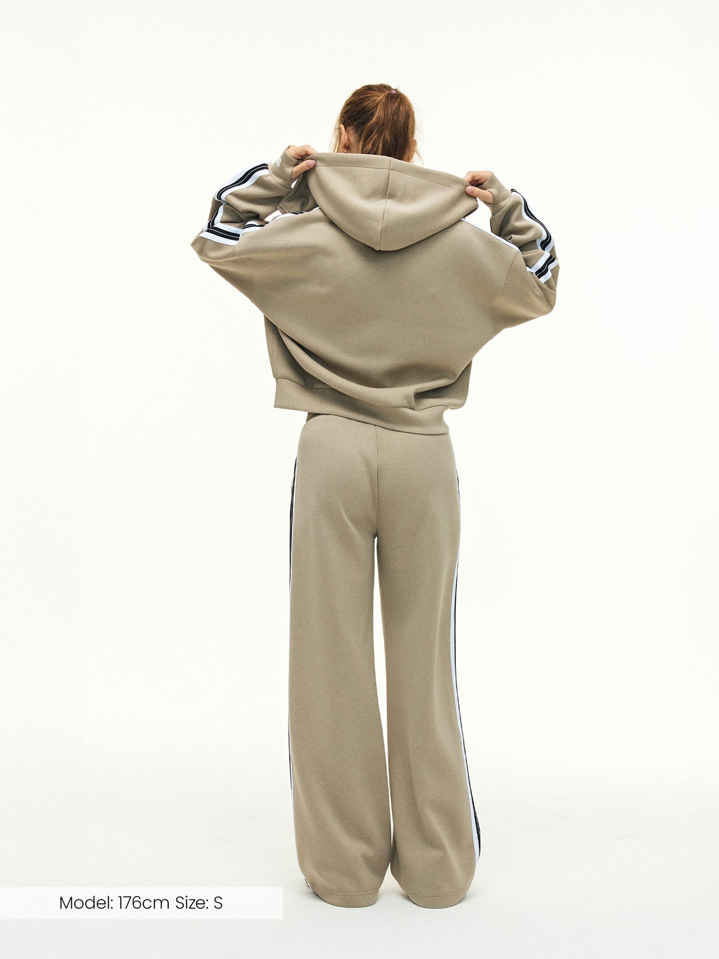 Model trägt den RECREATION Scuba Zip Hoodie in beige von DRILLS