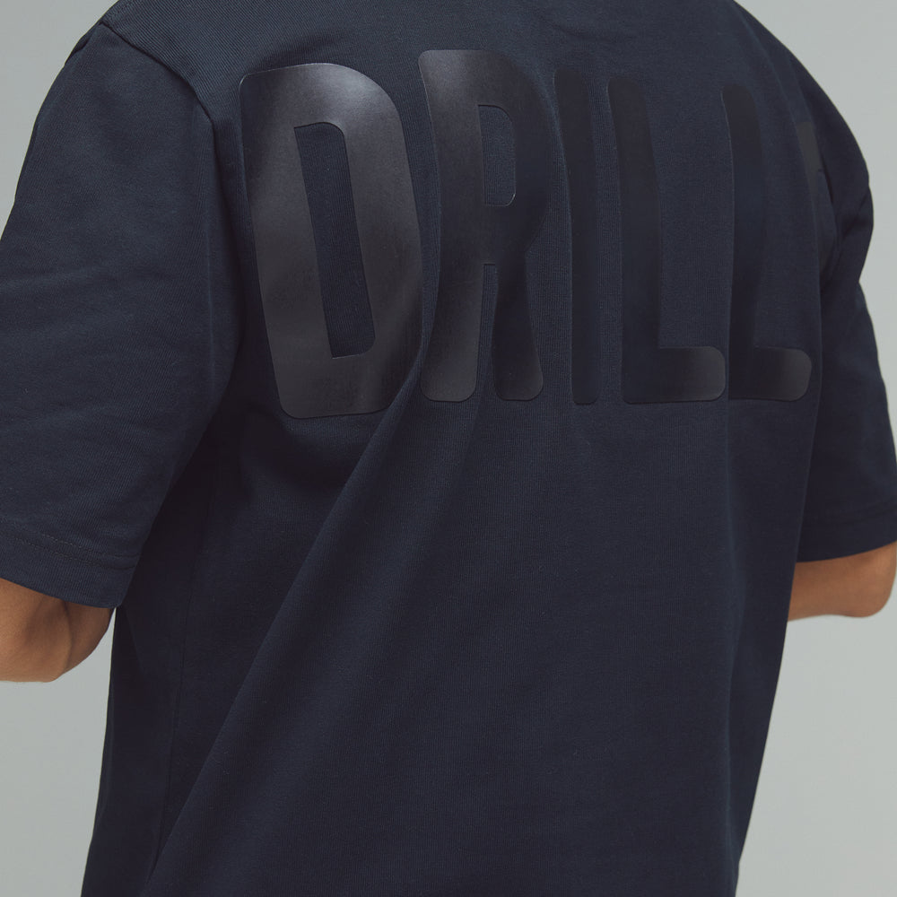 
                      
                        RECREATION DRILLS T-shirt graphique audacieux noir 
                      
                    