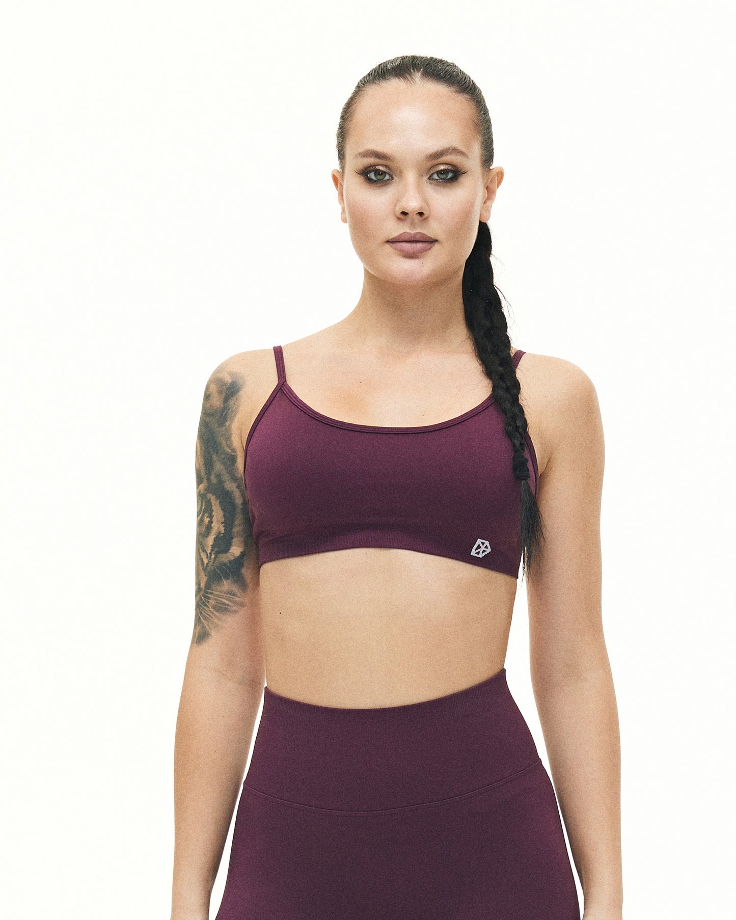 Model trägt den Sport BH der Kollektion SWAY von DRILLS in der Farbe Plum