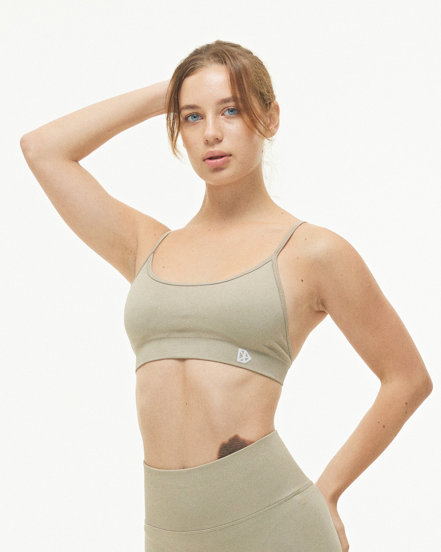 Model trägt den Sport BH der Kollektion SWAY von DRILLS in der Farbe Rock