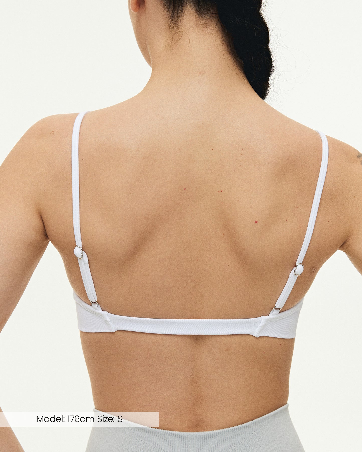 Model trägt den Sport BH der Kollektion SWAY von DRILLS in der Farbe White