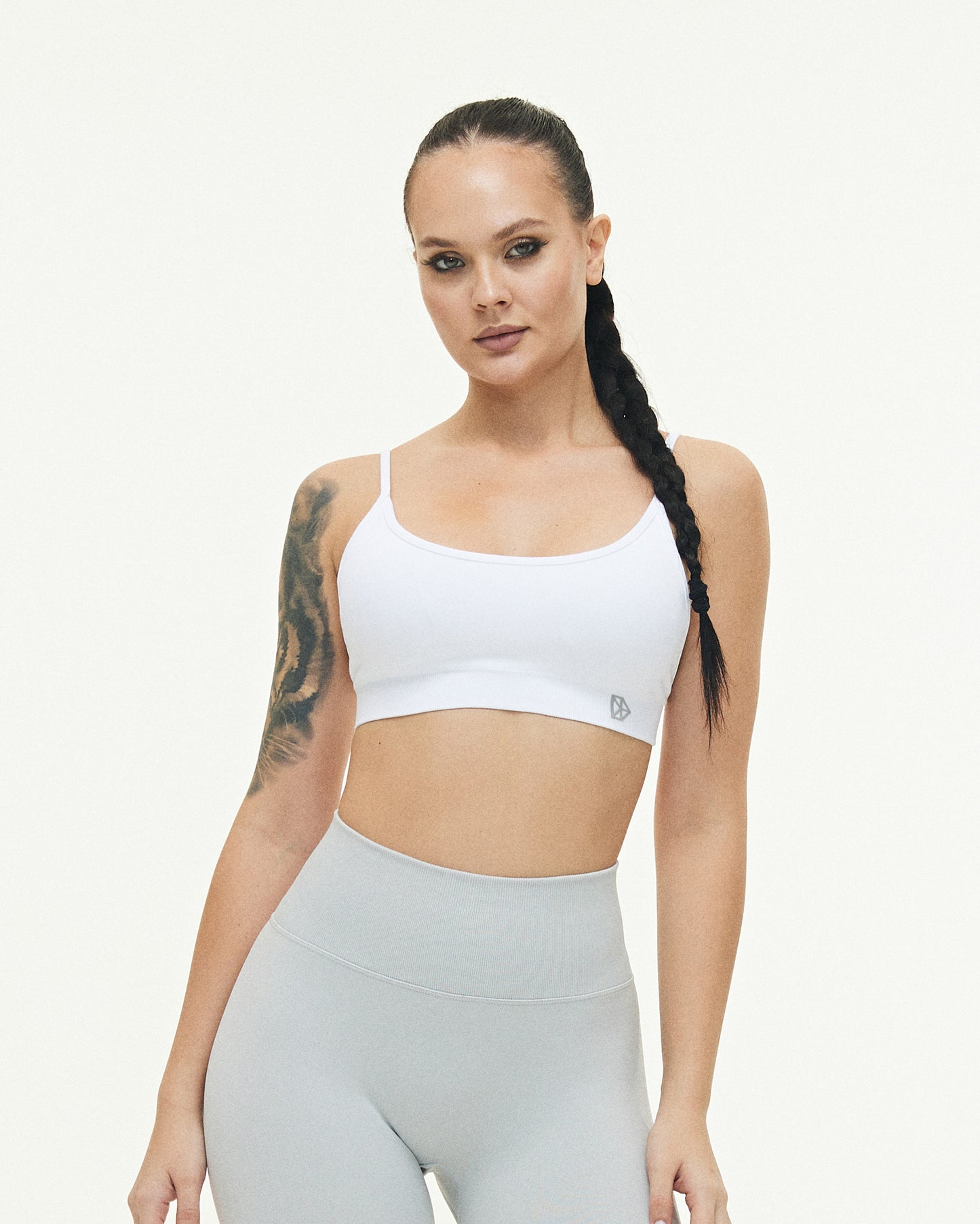 Model trägt den Sport BH der Kollektion SWAY von DRILLS in der Farbe White