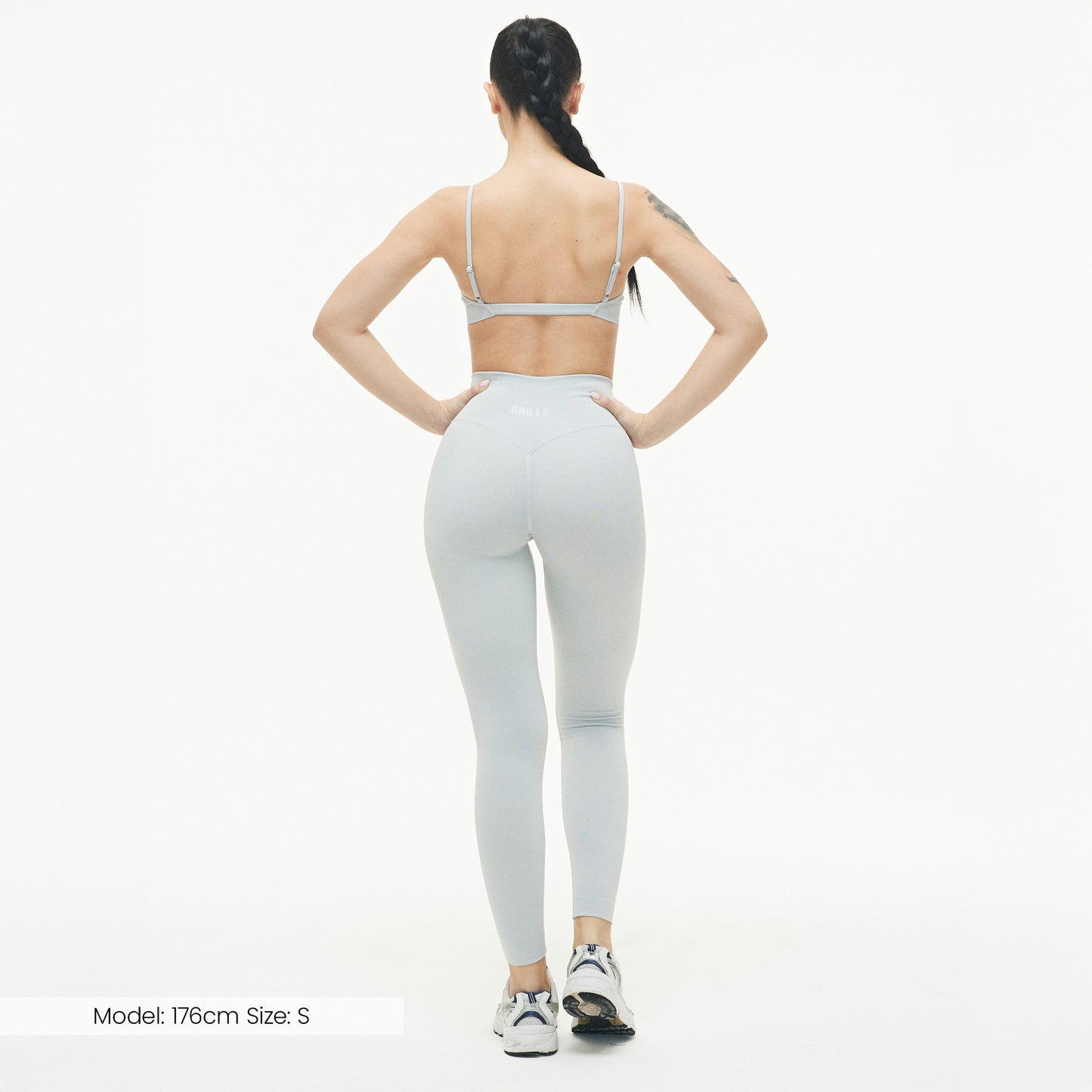 Model von DRILLS trägt eine Sportleggings der Kollektion SWAY 