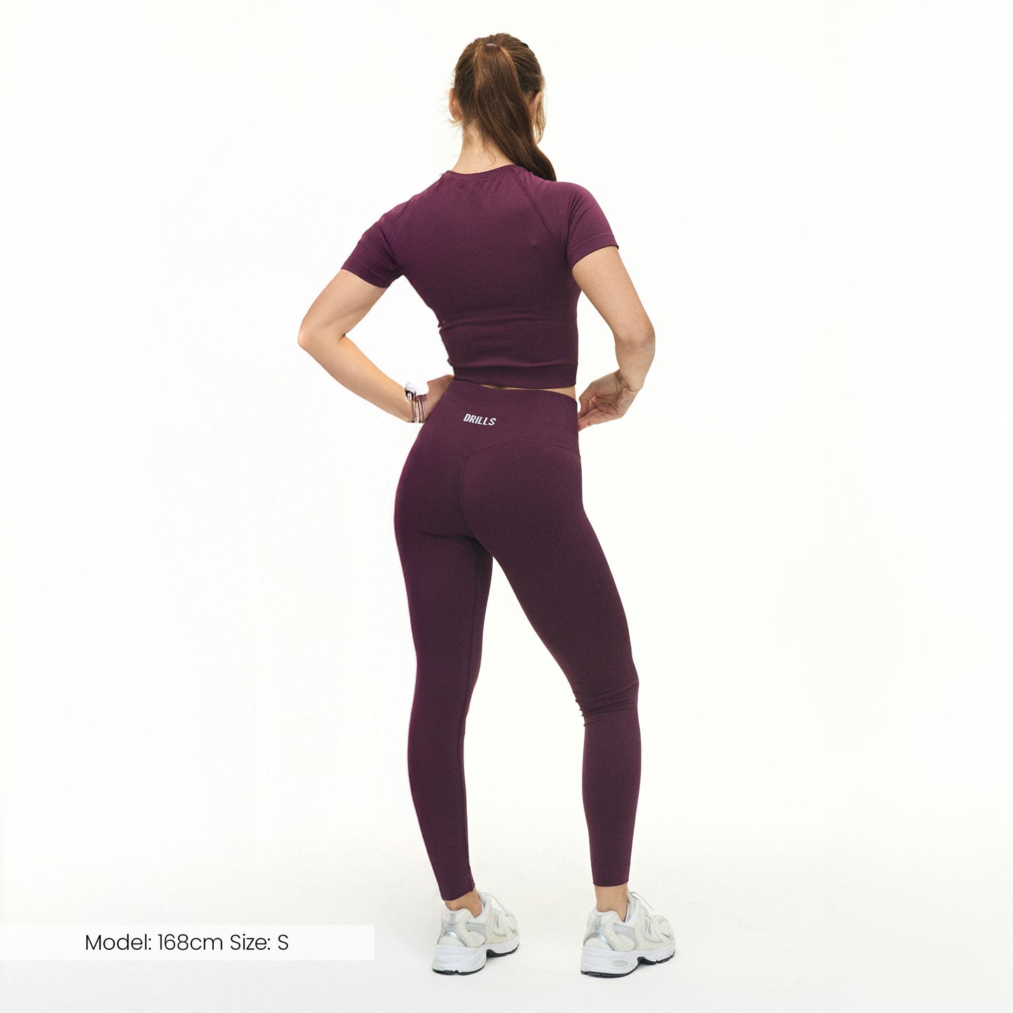 DRILLS Model trägt die Leggings der Kollektion SWAY in Plum