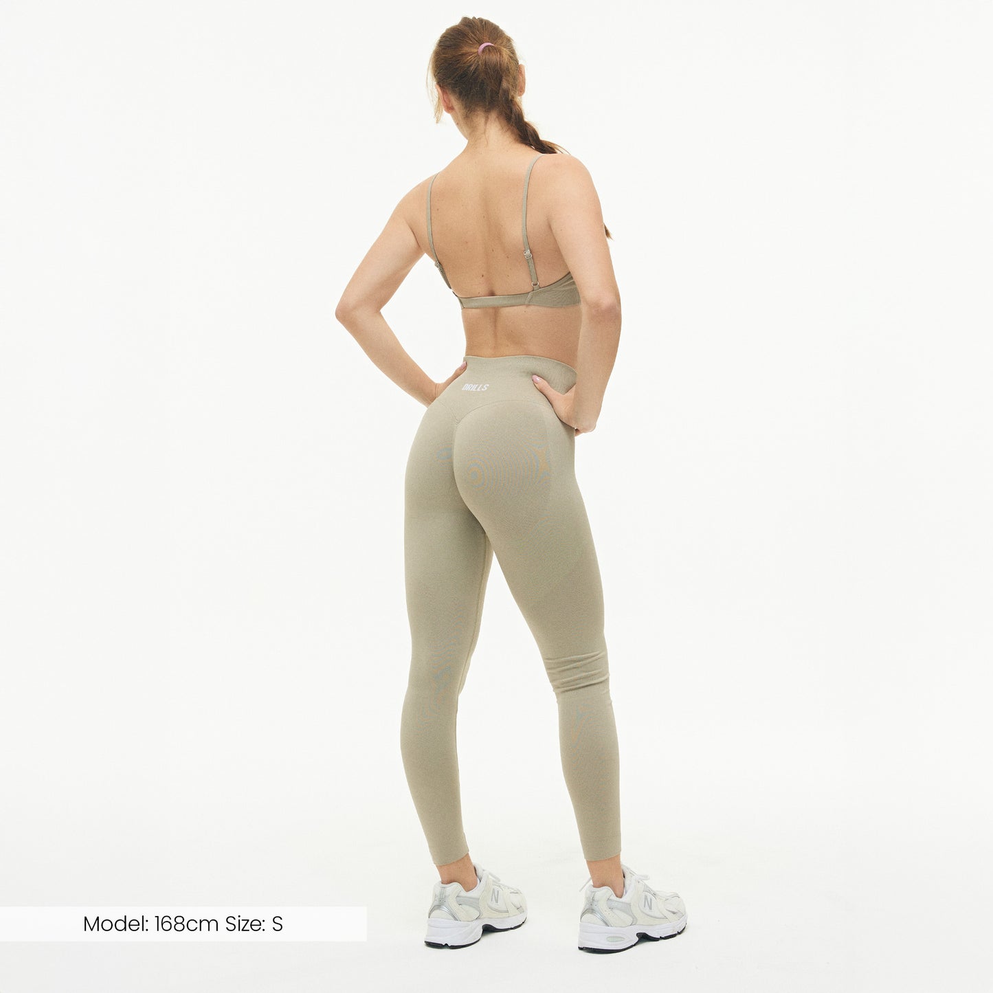 Model trägt die Sportleggings der Kollektion SWAY von DRILLS in der Farbe Rock