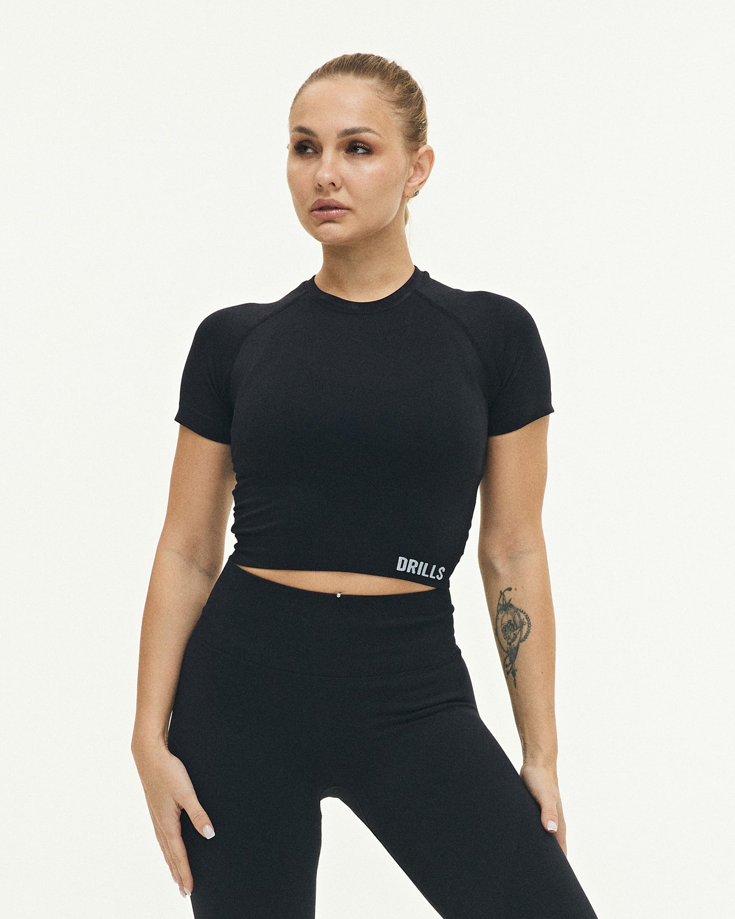 Model trägt das Sport-T-Shirt von DRILLS der Kollektion SWAY in schwarz