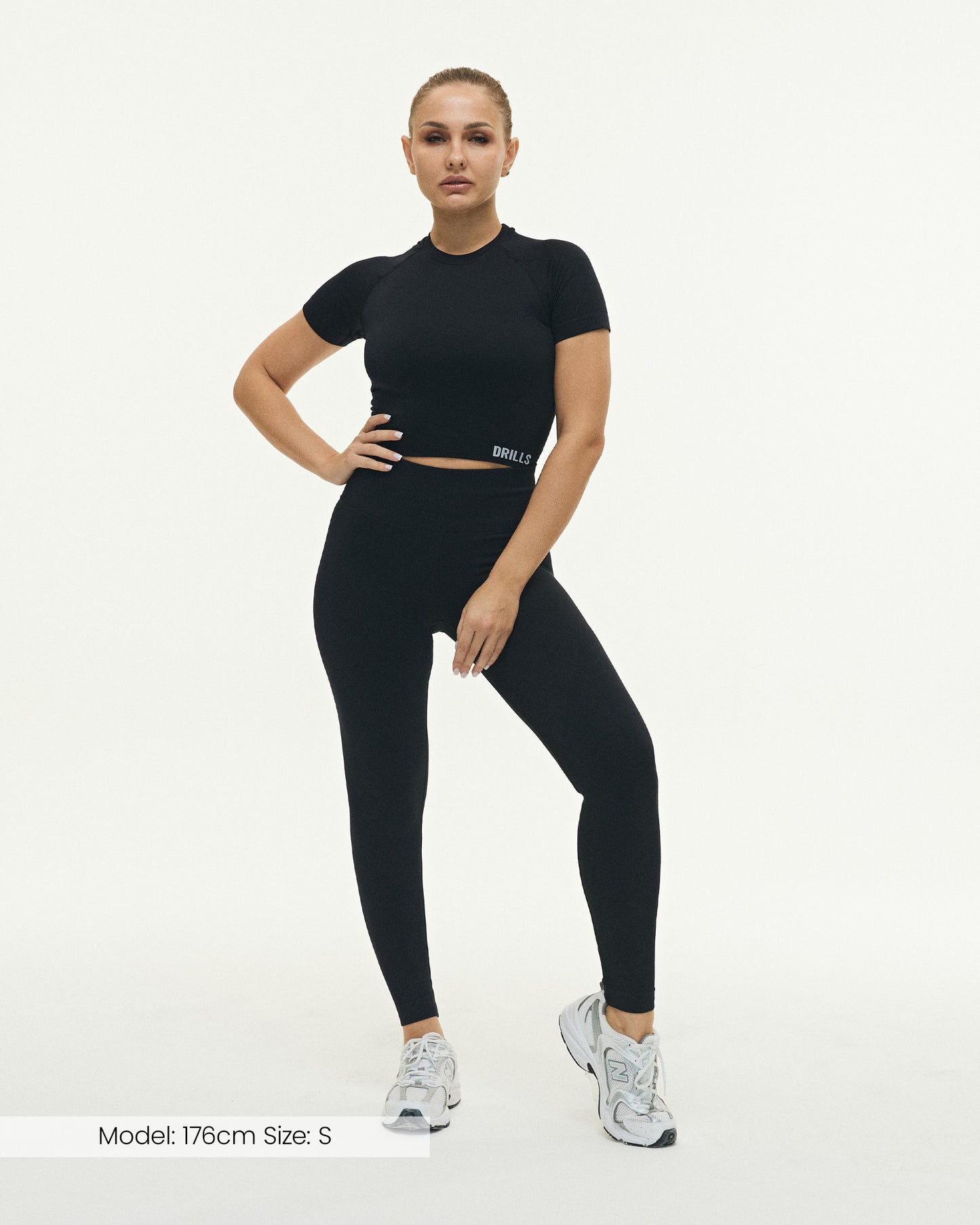 Model trägt das Sport-T-Shirt von DRILLS der Kollektion SWAY in schwarz