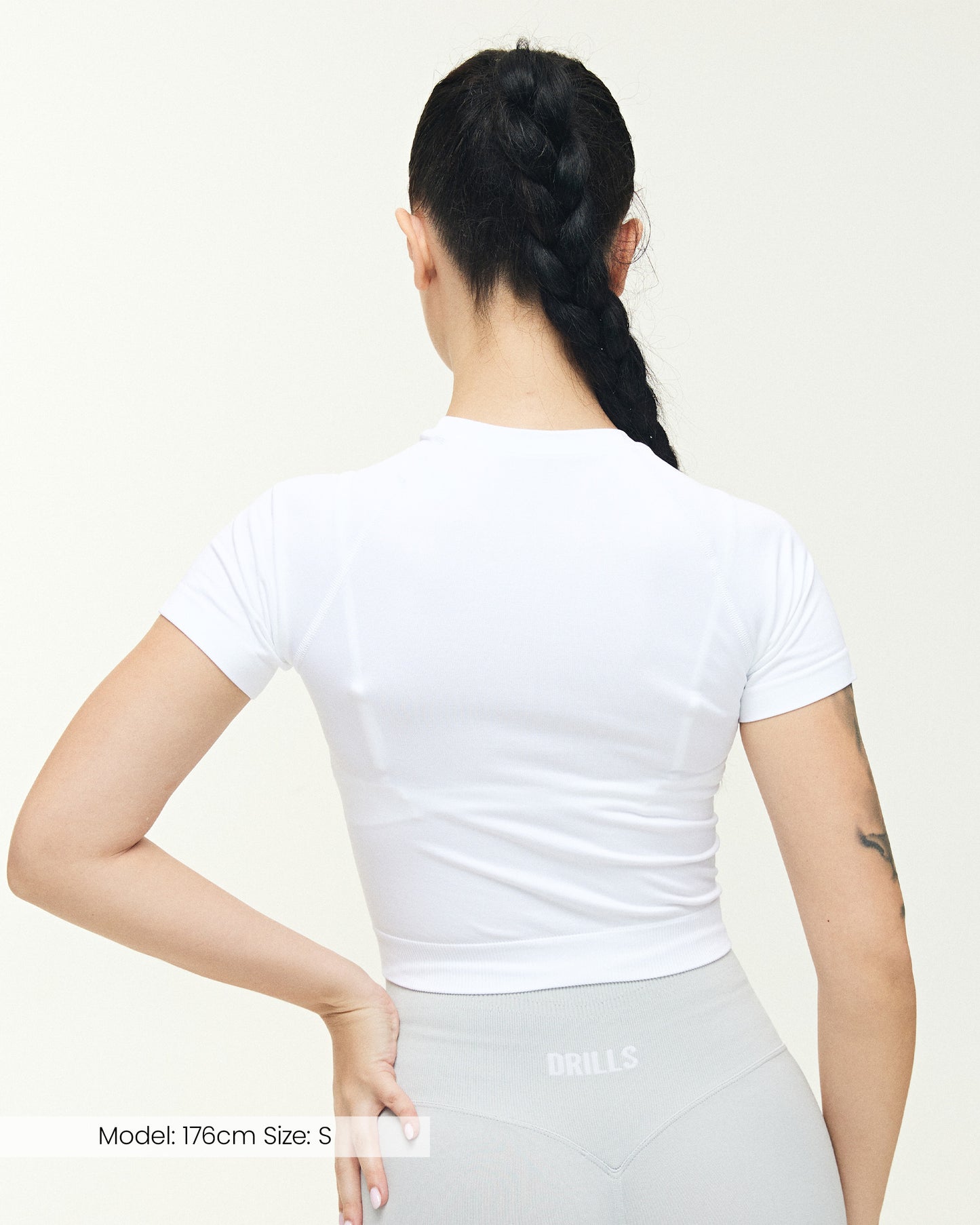 Model trägt das Sport-T-Shirt von DRILLS der Kollektion SWAY in weiß