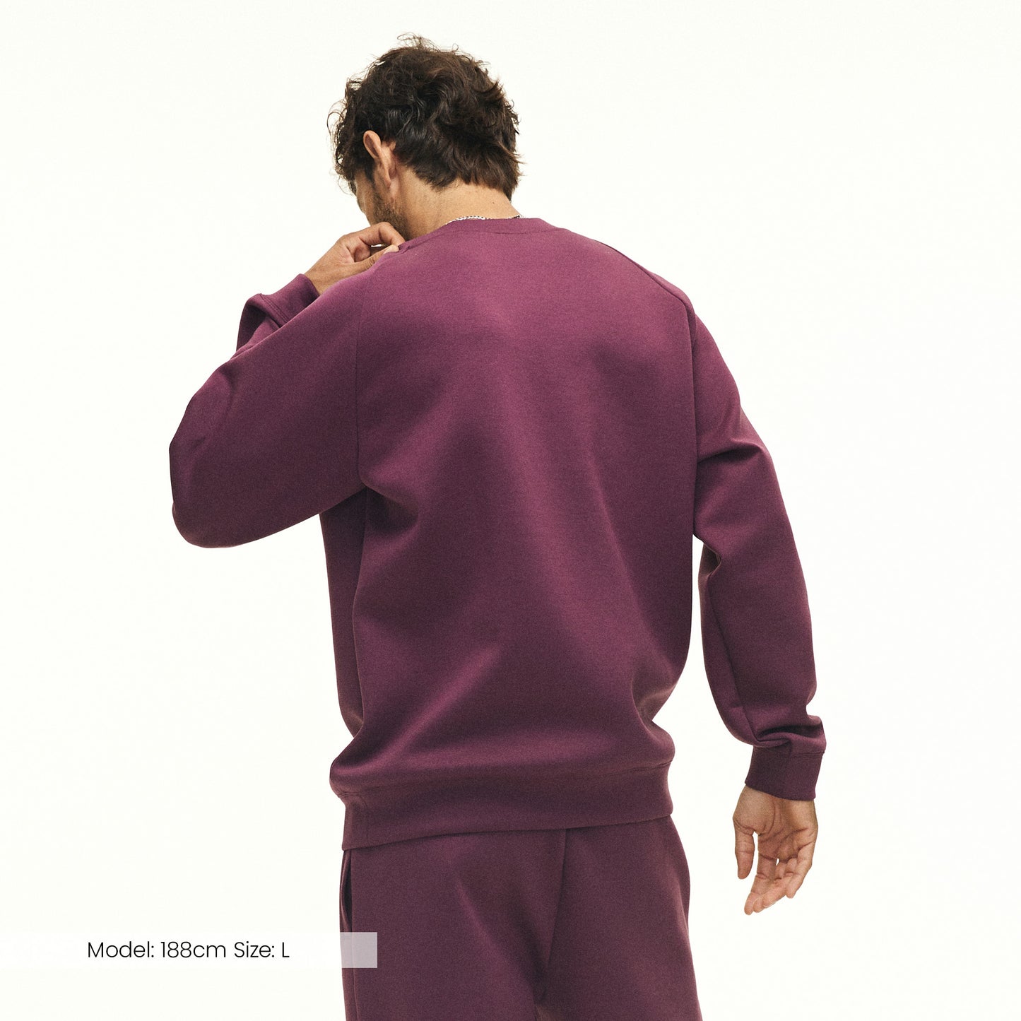 Model trägt den Scuba Crew von DRILLS in plum