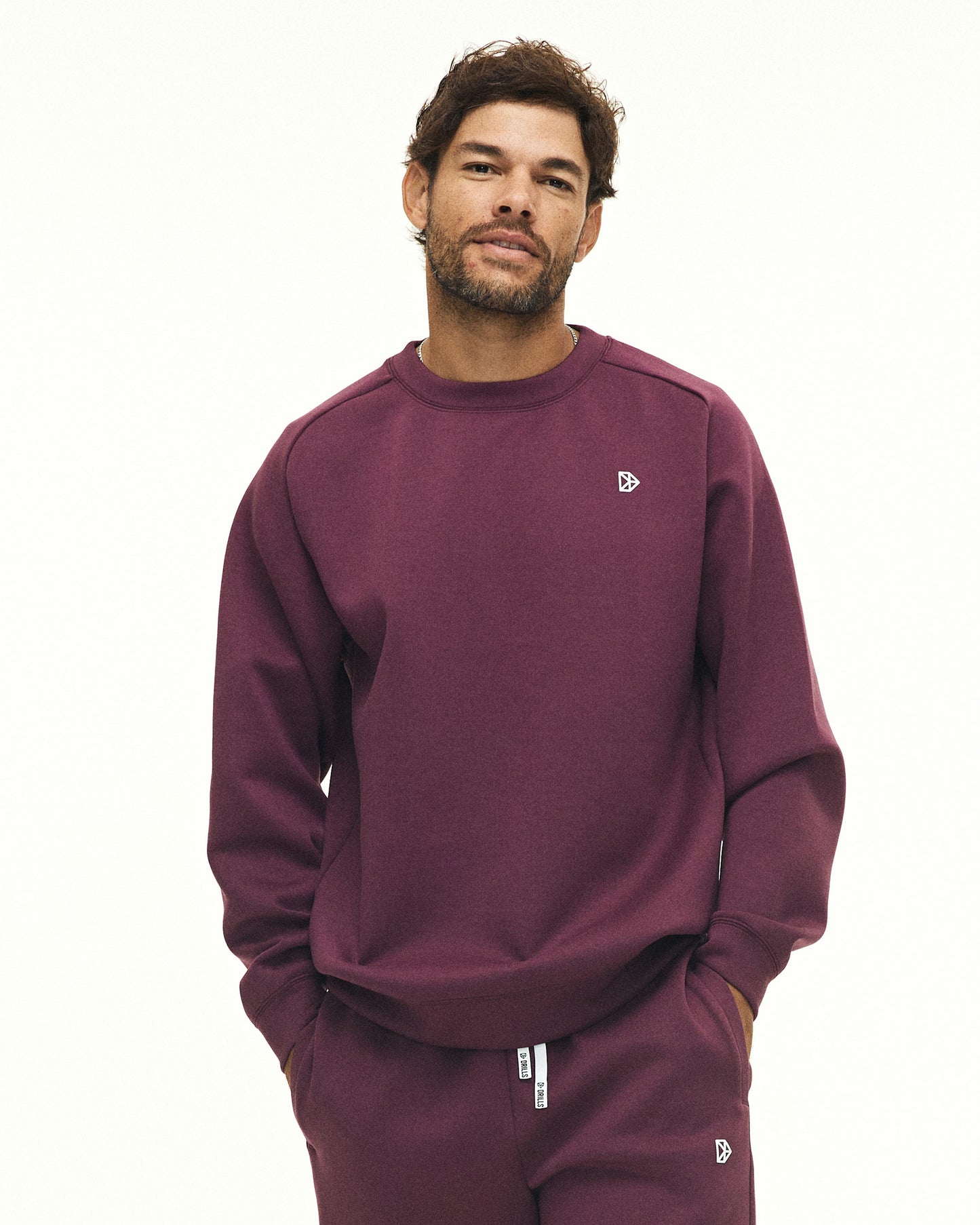 Model trägt den Crew Sweat in Plum von DRILLS