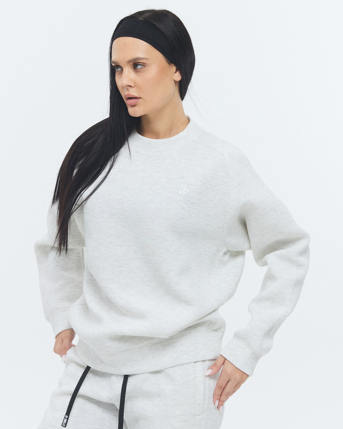 Model trägt den Scuba Crew von DRILLS in weiß