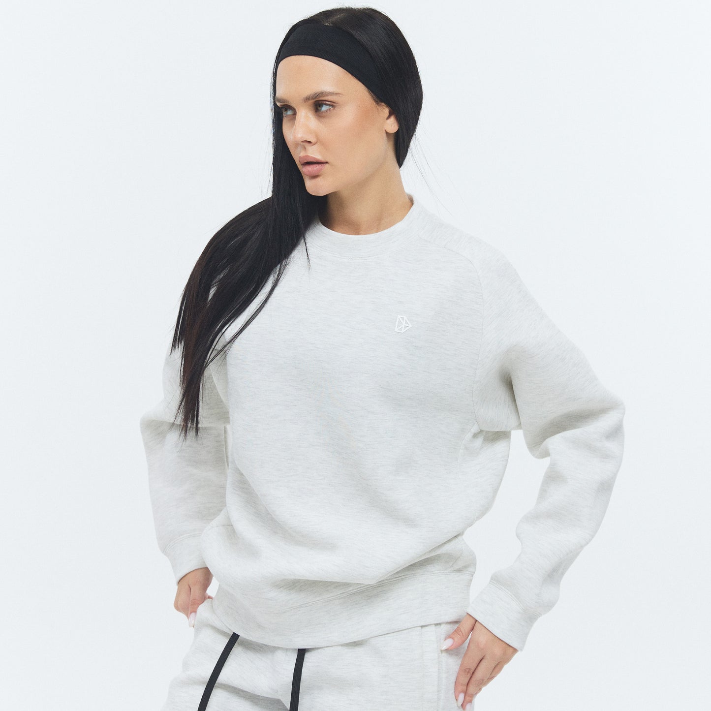 Model trägt den Scuba Crew in Weiß von DRILLS