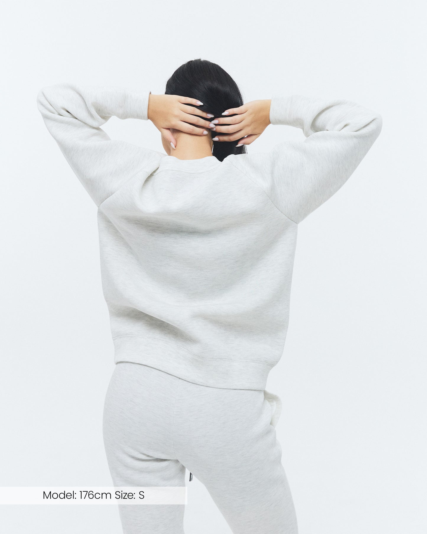 Model trägt den Scuba Crew von DRILLS in weiß