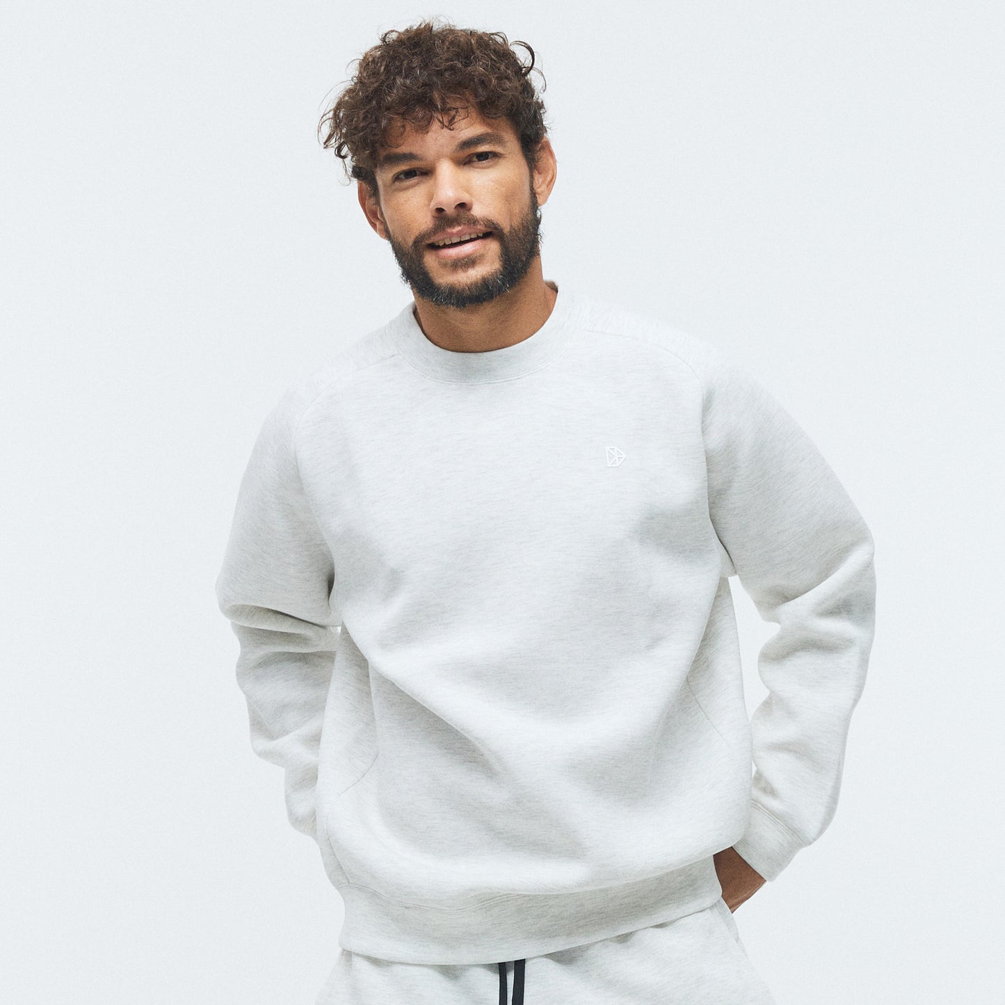 Model trägt den Scuba Crew in Weiß von DRILLS