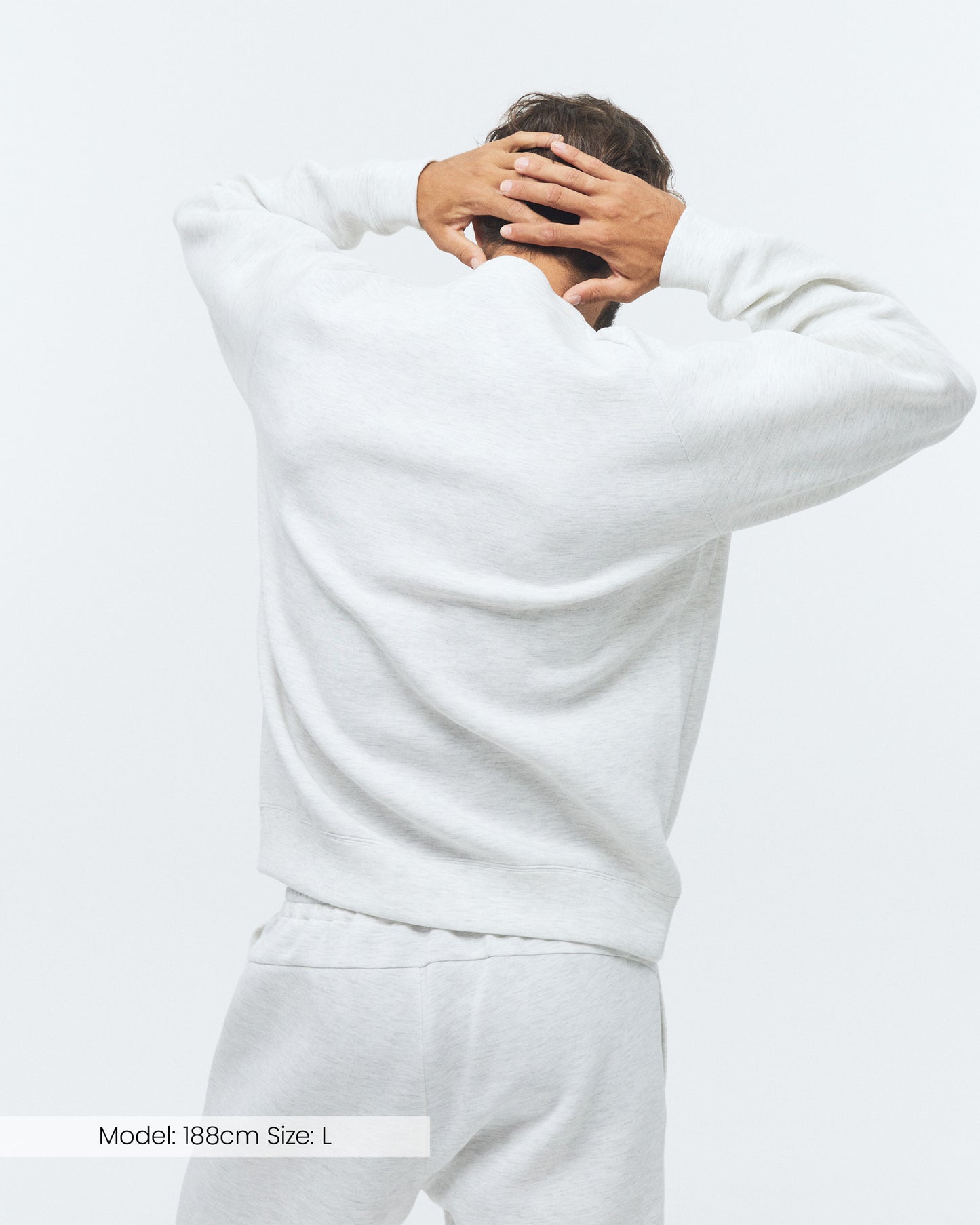 Model trägt den Scuba Crew von DRILLS in weiß