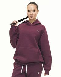 Model trägt den Scuba Hoodie in Plum von DRILLS