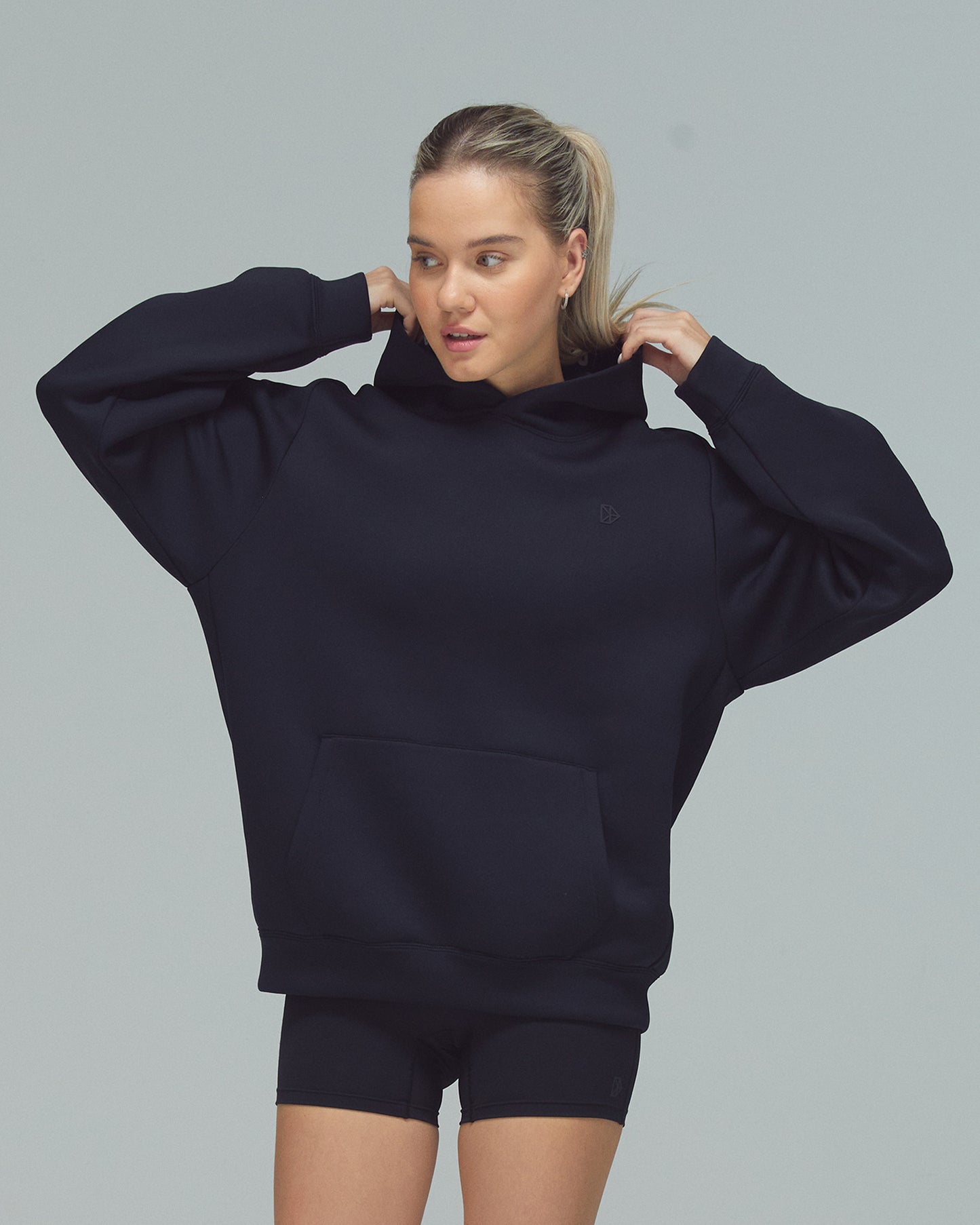 Model trägt den Scuba Hoodie von DRILLS in schwarz