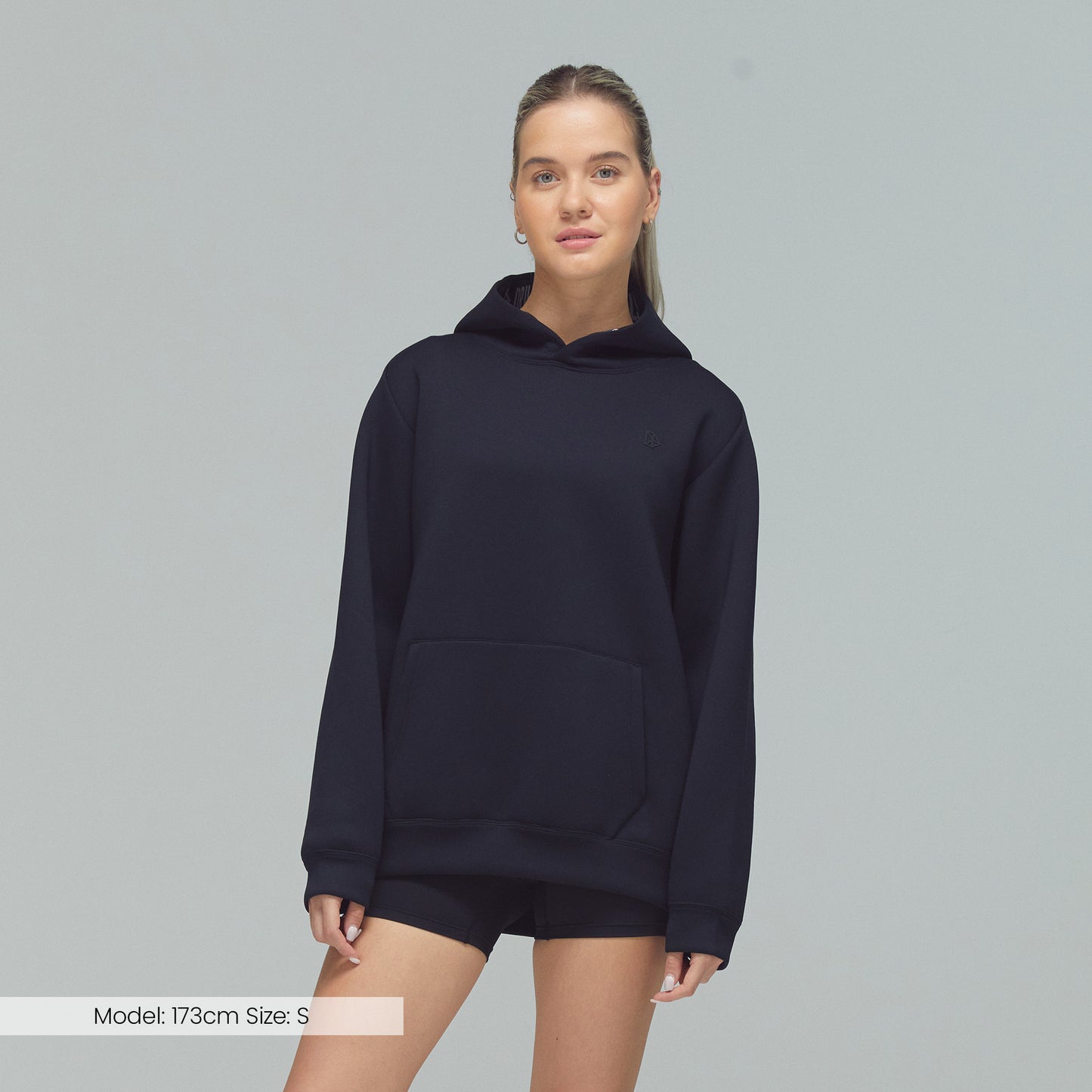 Model trägt den Scuba Hoodie in Black von DRILLS