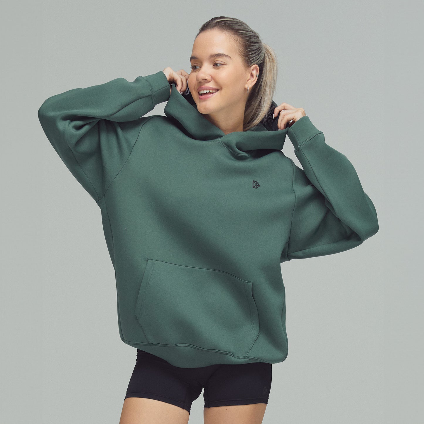 Model trägt den Scuba Hoodie von DRILLS in Dark Sage Green